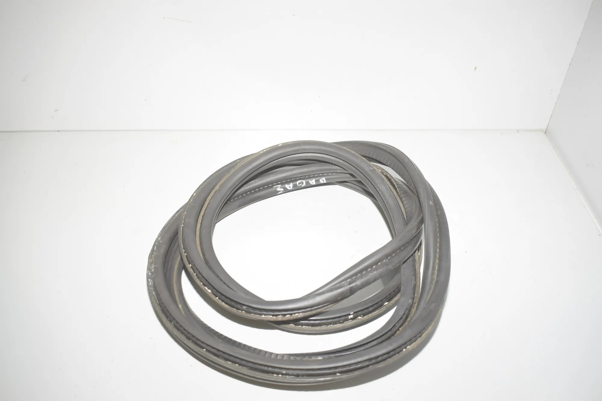 Tailgate Rubber Seal – OEM 2990474 · BMW X1 (E84) sDrive 20 i 2012 – 2