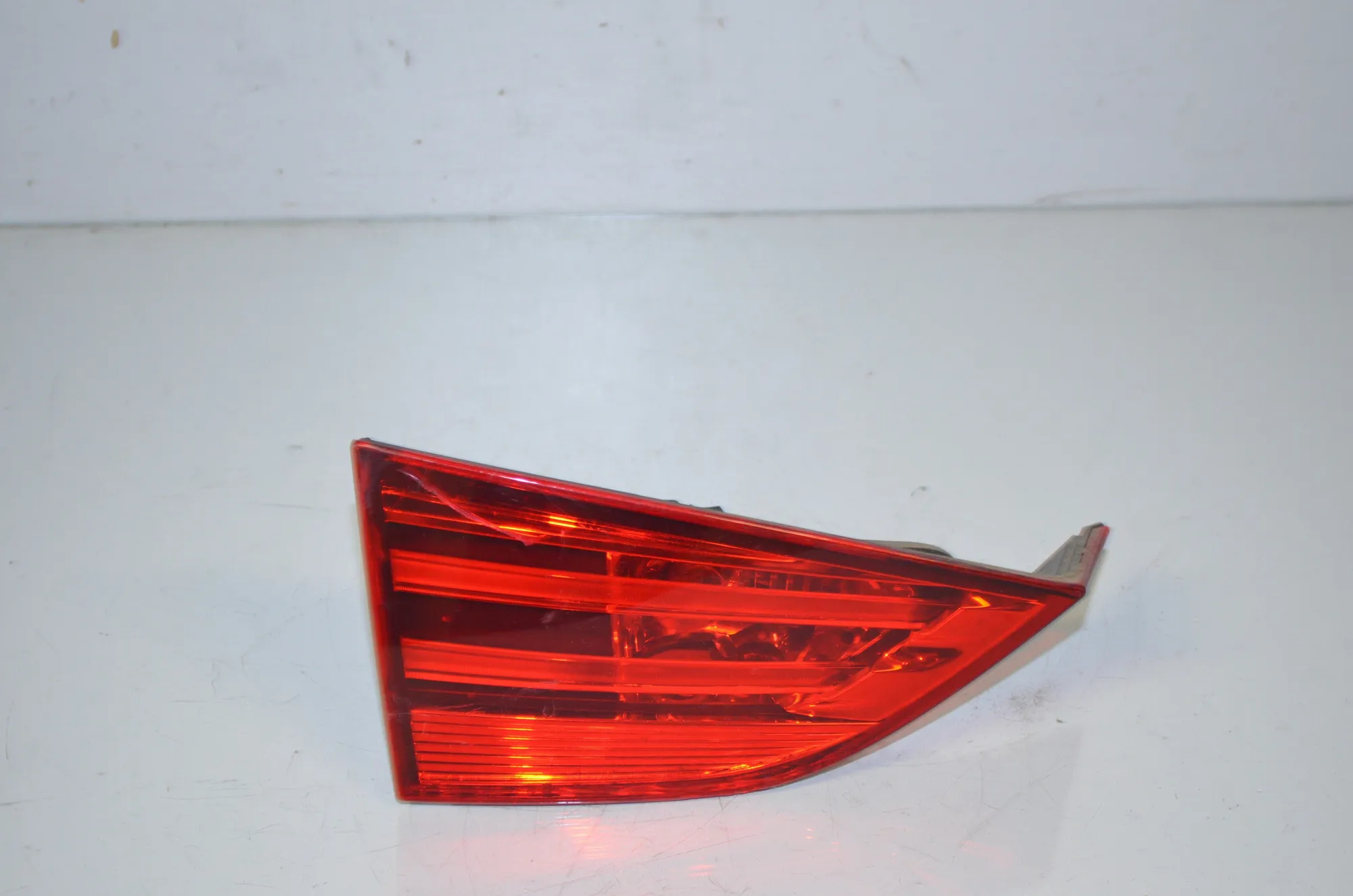 Left Side Tailgate Tail Light – OEM 2990113 · BMW X1 (E84) sDrive 20 i 2012