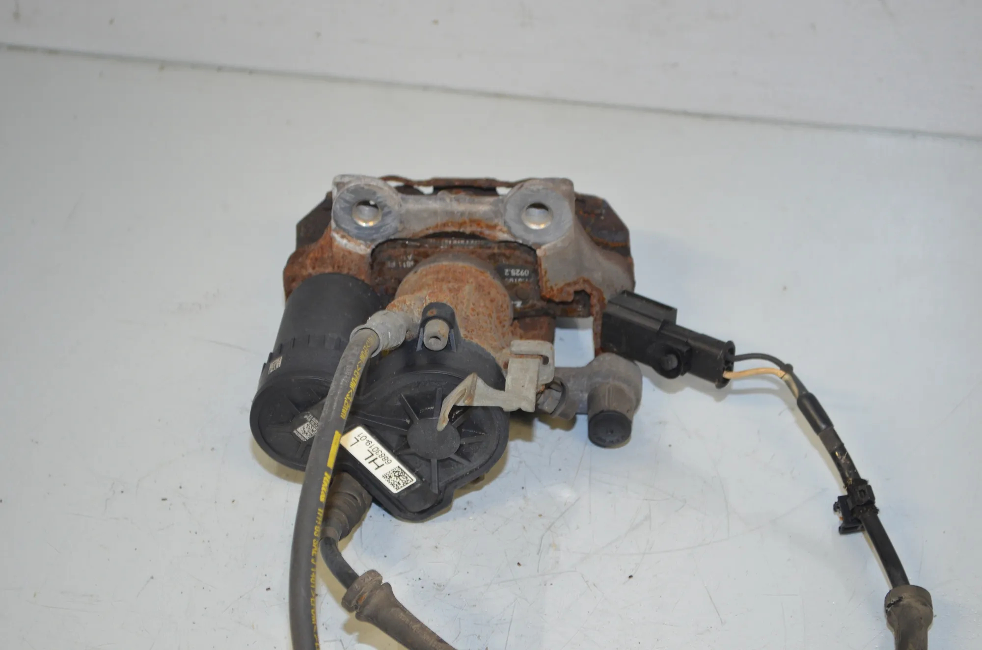 Rear Left Brake Caliper – OEM 6883019 · BMW i3 (I01) Electric 2019 – 4