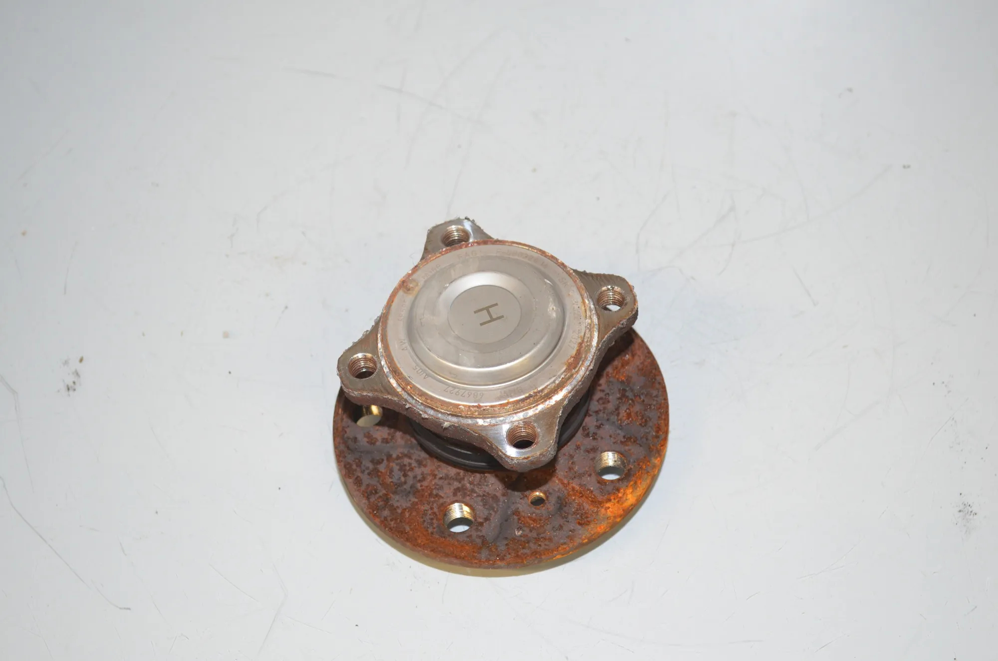 Front Left Wheel Bearing – OEM 6867927 · BMW i3 (I01) Electric 2019 – 4