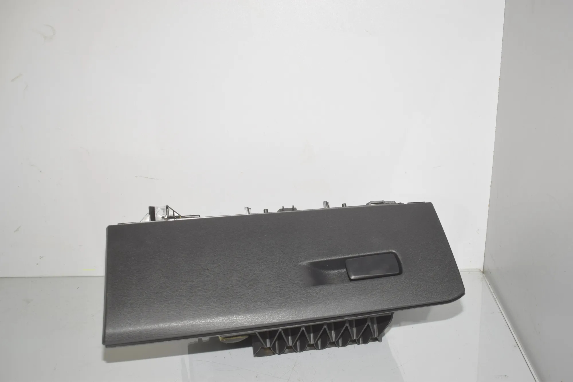 Glove Compartment – OEM 9267497 · BMW X1 (F48) xDrive 18 d 2017 – 3