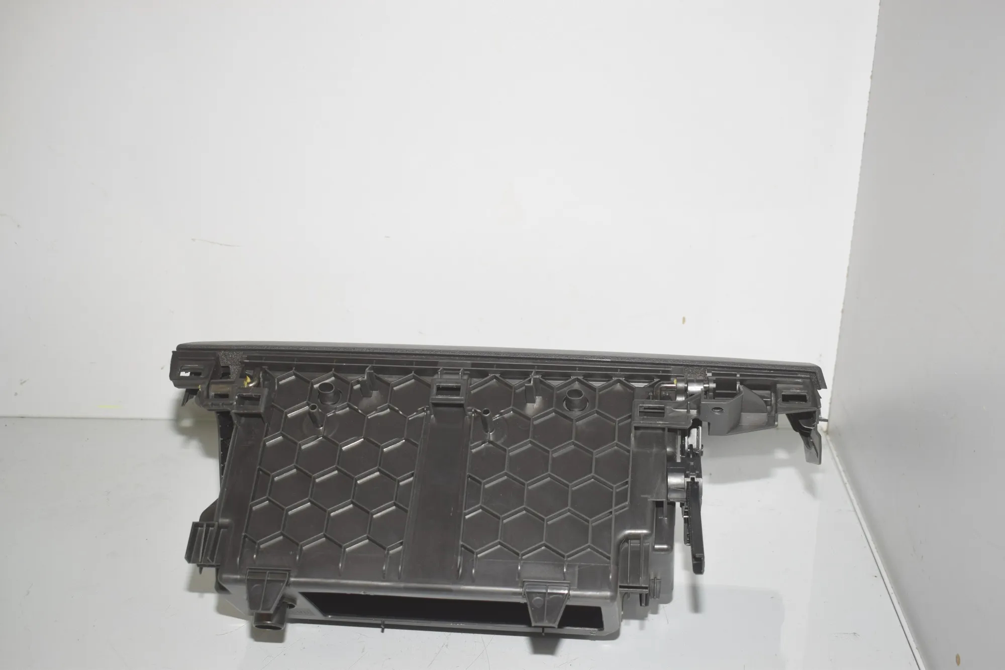 Glove Compartment – OEM 9267497 · BMW X1 (F48) xDrive 18 d 2017 – 4
