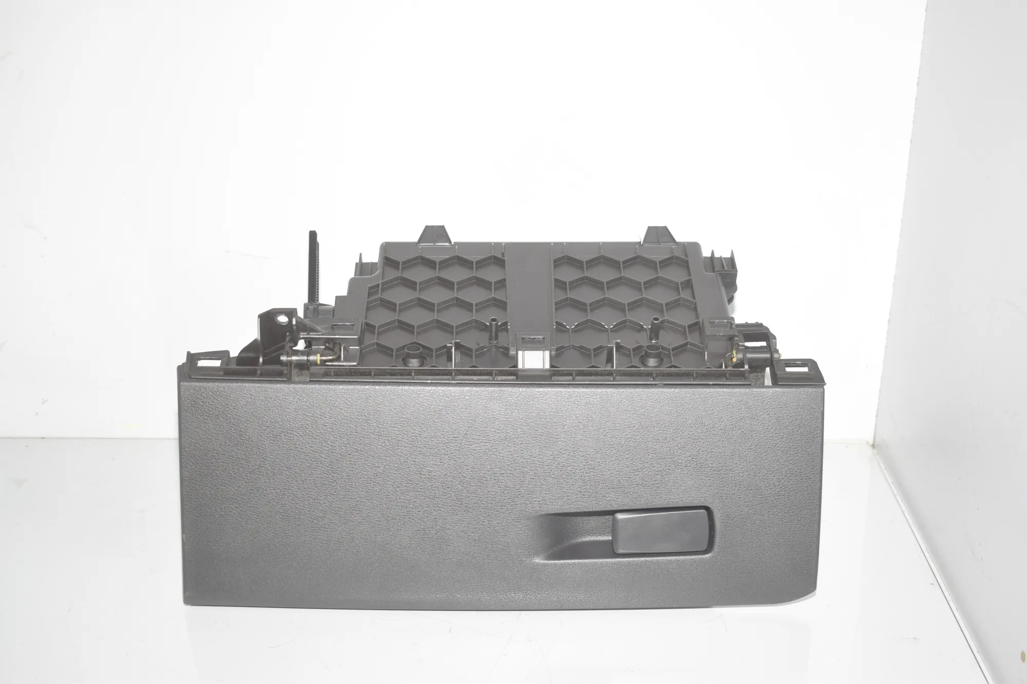 Glove Compartment – OEM 9267497 · BMW X1 (F48) xDrive 18 d 2017