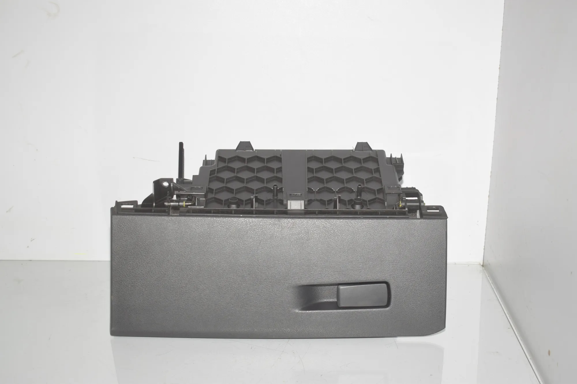 Glove Compartment – OEM 9267497 · BMW X1 (F48) xDrive 18 d 2017 – 2