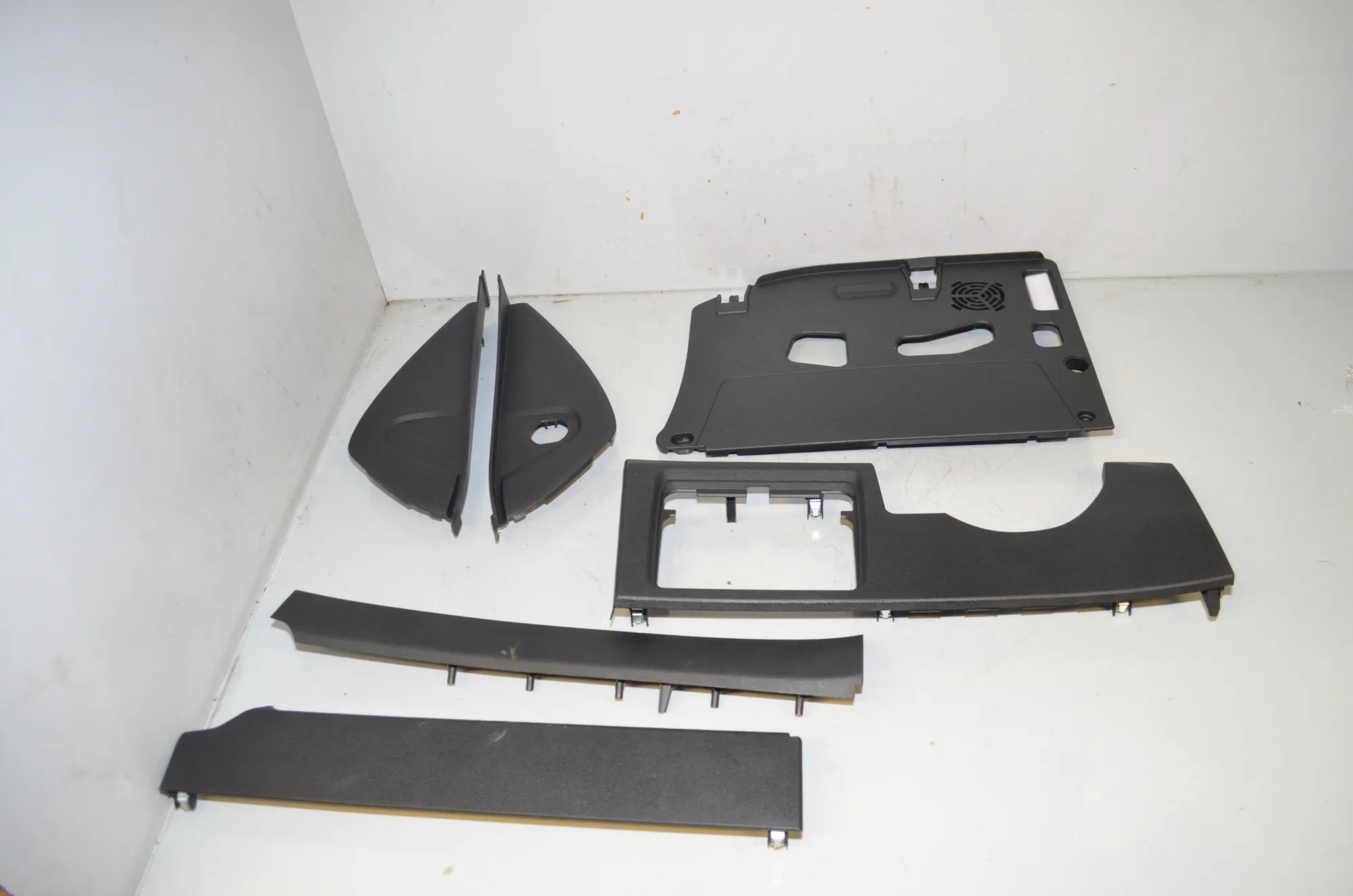 Dashboard Lower Trim – OEM 9292145 · BMW X1 (F48) xDrive 18 d 2017