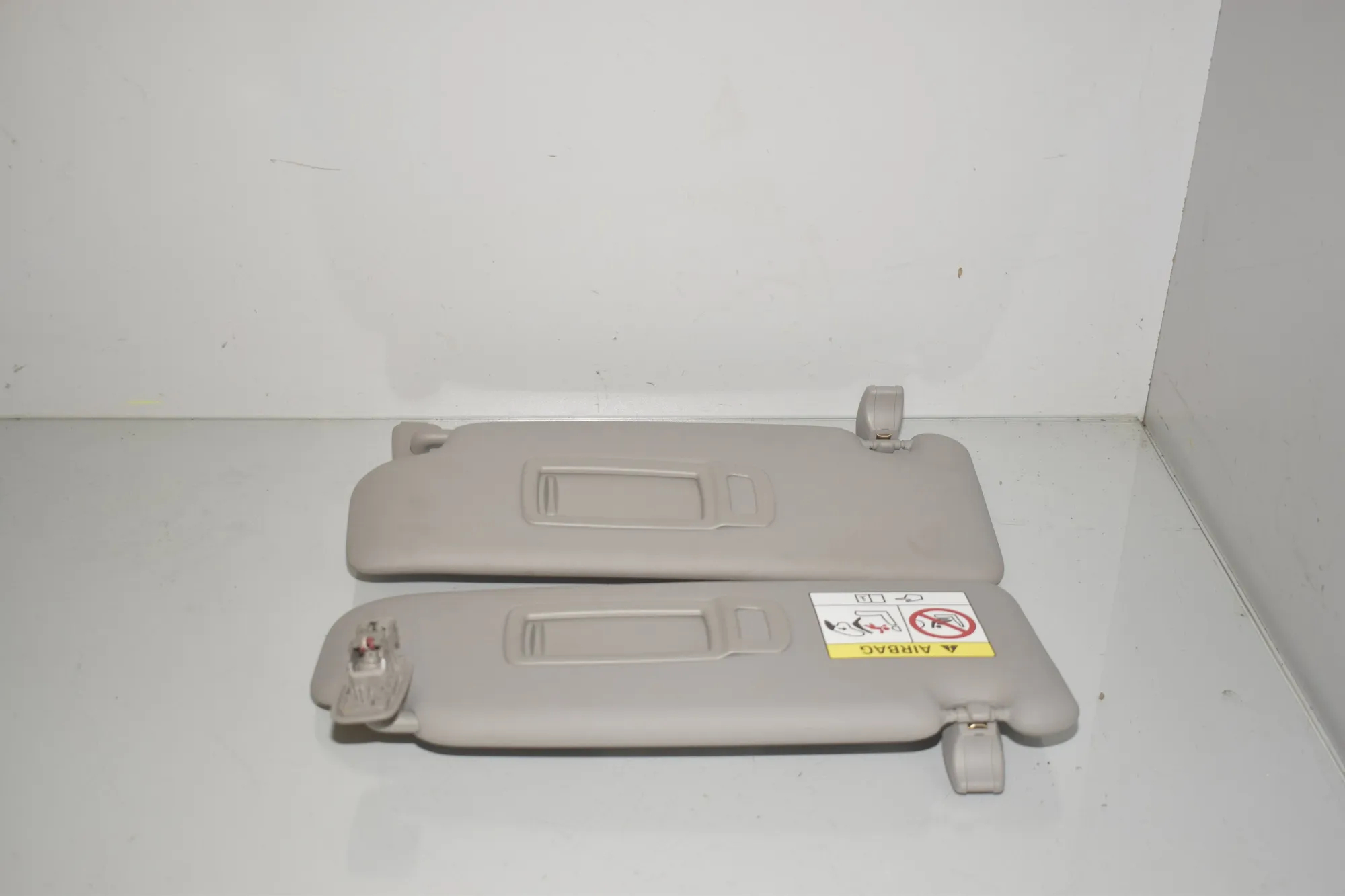 Right Side Sun Visor – OEM 5A3BCC2 · BMW X1 (F48) xDrive 18 d 2017