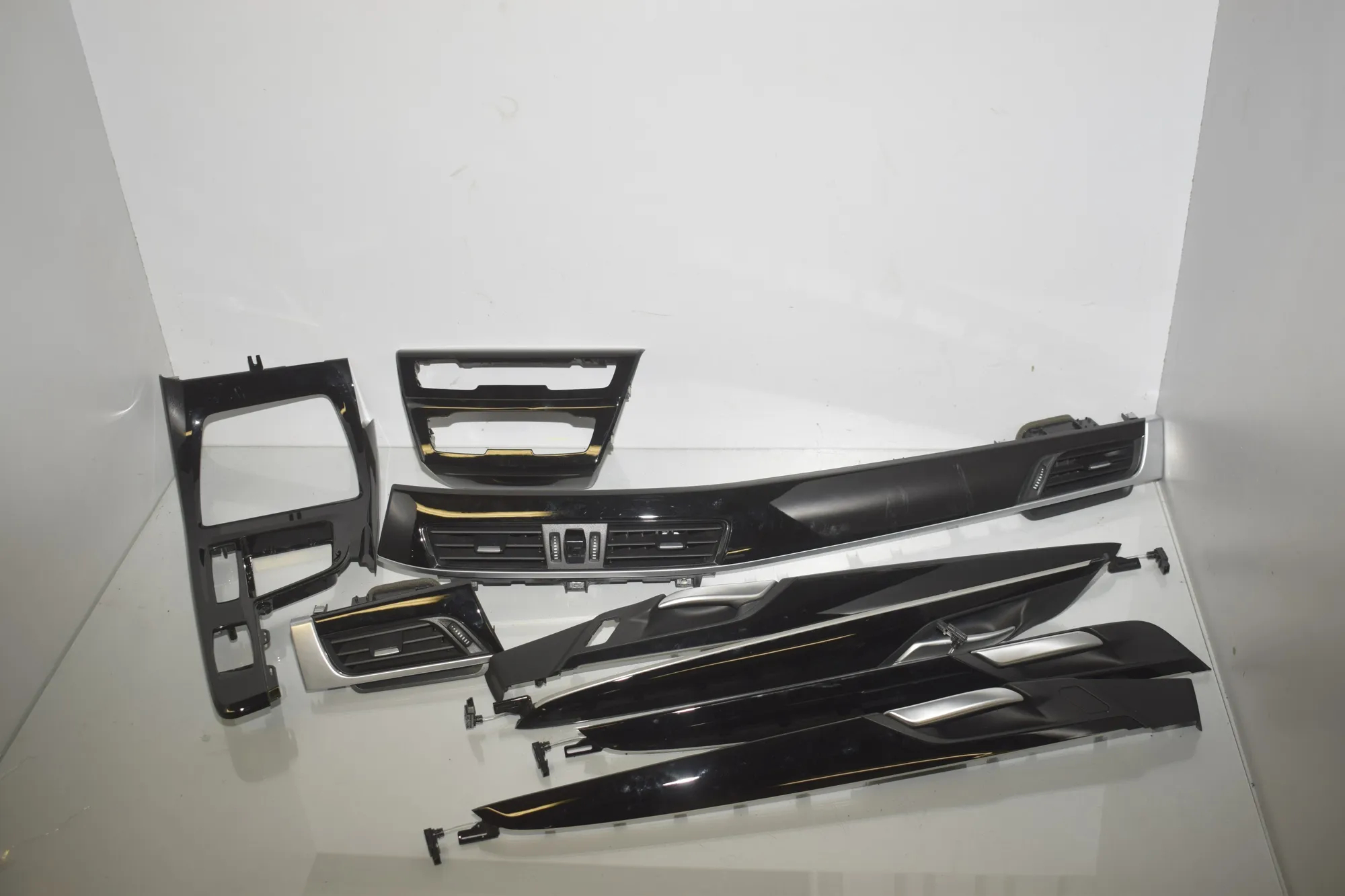 Interior Trim Strips Kit – OEM 9292739 · BMW X1 (F48) xDrive 18 d 2017 – 6