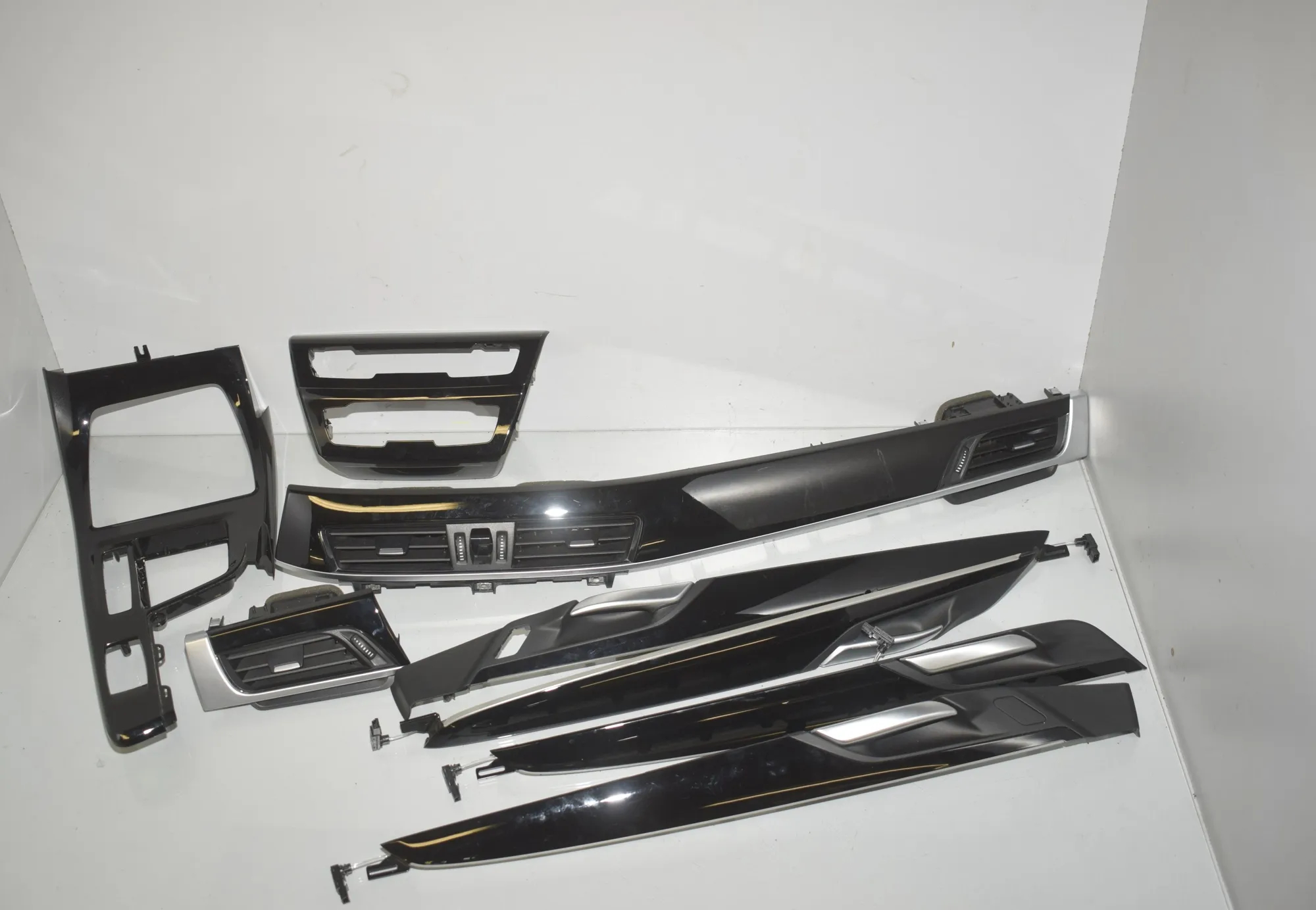 Interior Trim Strips Kit – OEM 9292739 · BMW X1 (F48) xDrive 18 d 2017 – 3