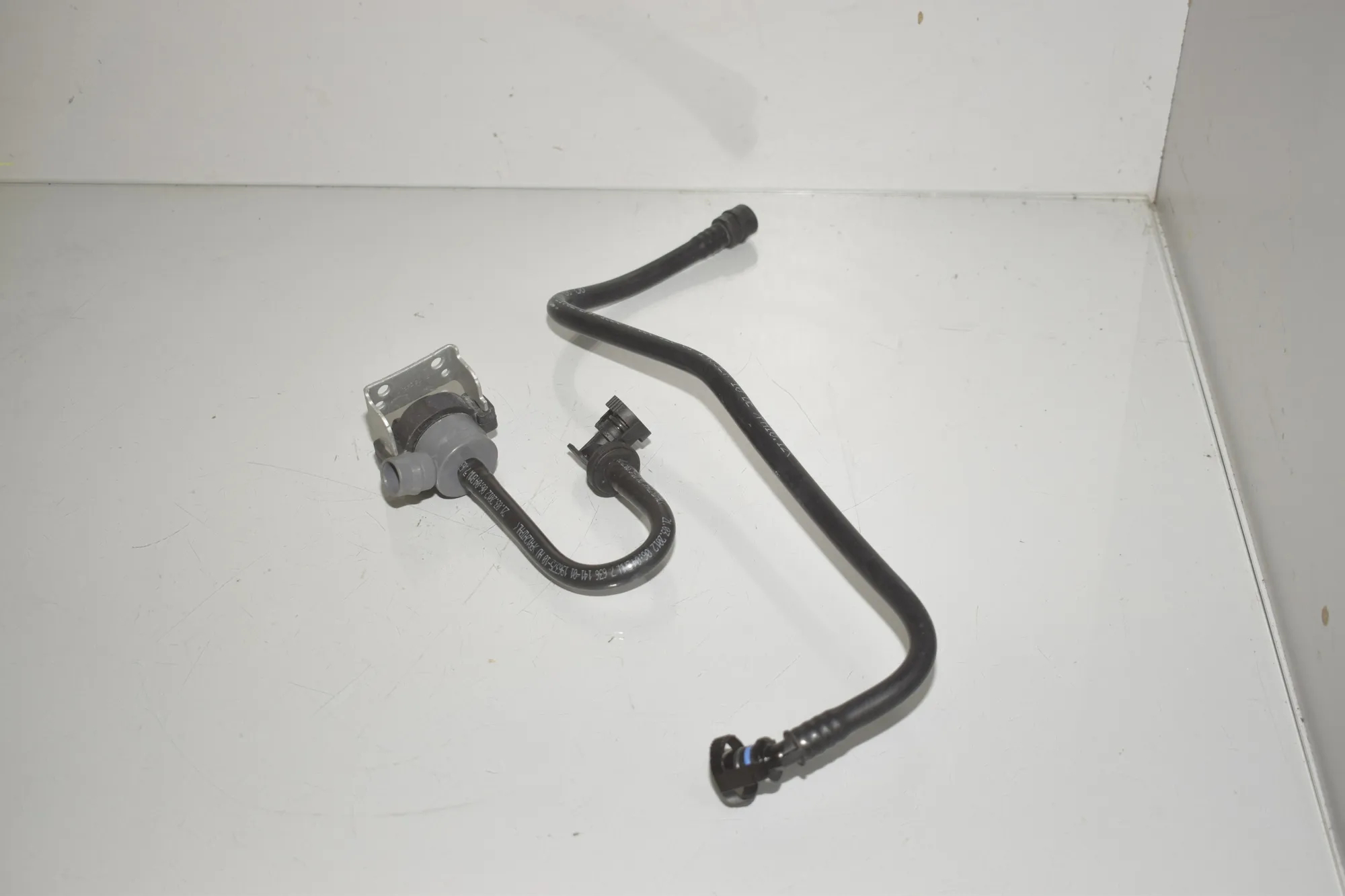 Vacuum Tube – OEM 7636141 · BMW X1 (E84) sDrive 20 i 2012 – 2