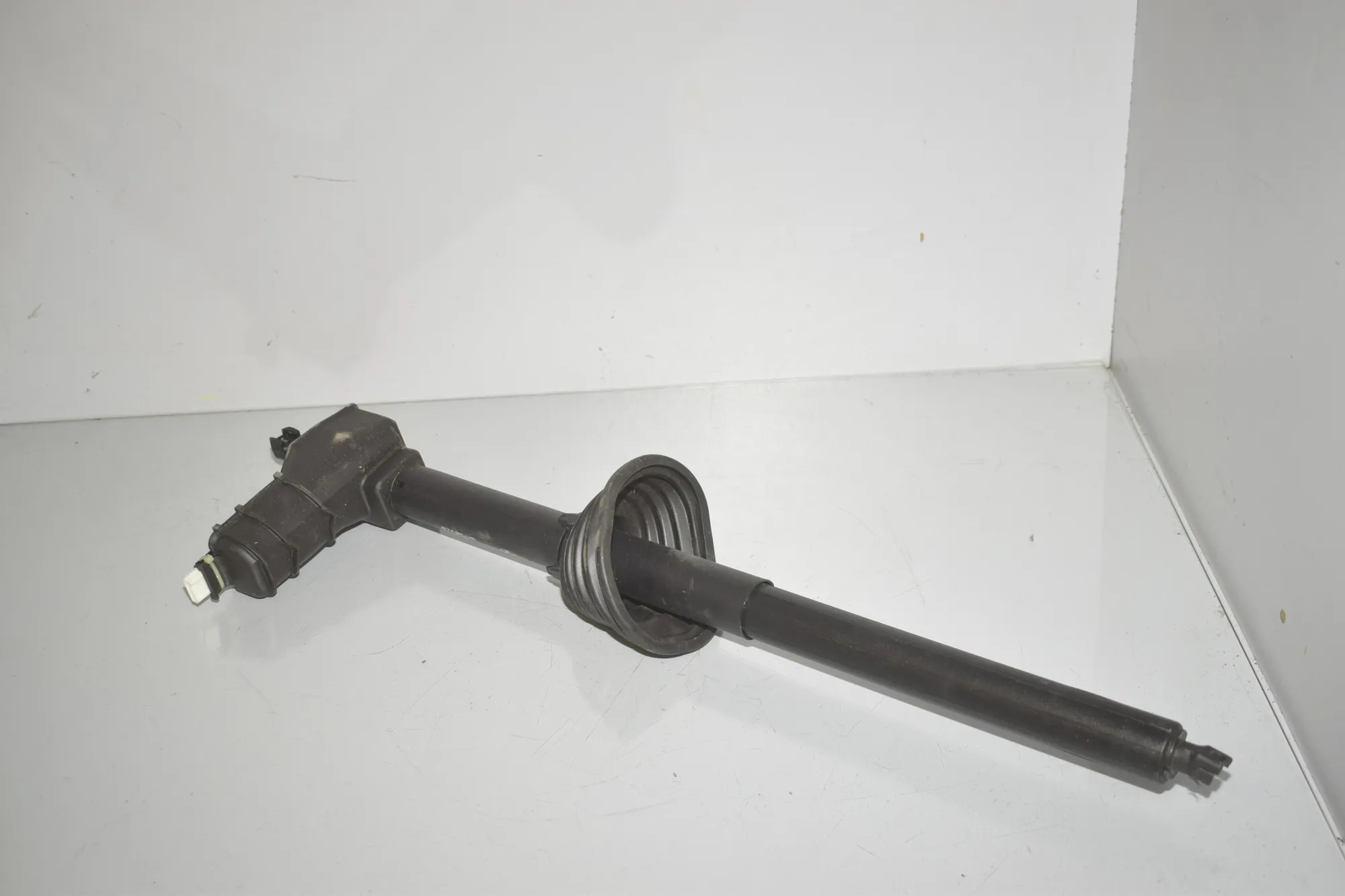 Right Side Tailgate Gas Strut – OEM 7487576 · BMW i4 (G26) BMW i4 (G26) eDrive35 2024 – 3