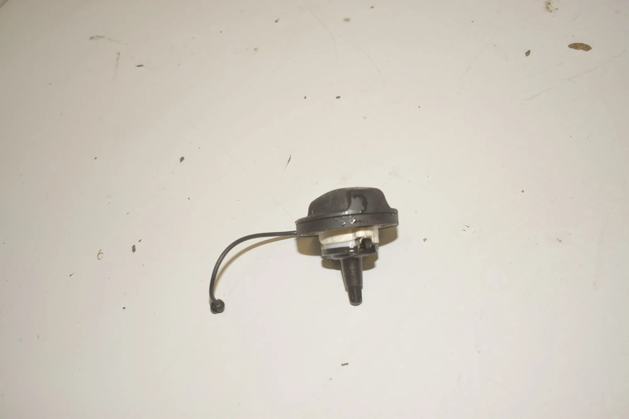 Fuel Tank Flap Cap – OEM 7482901 · BMW X1 (F48) xDrive 18 d 2018 – 2