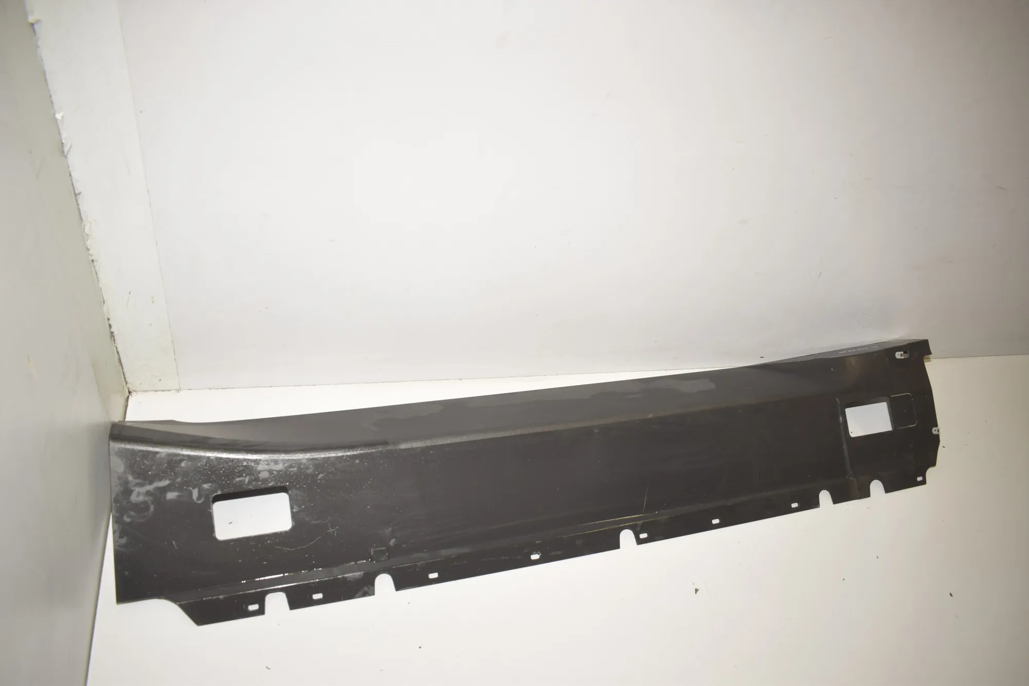 Right Side Plastic Sideskirt Cover – OEM 7368598 · BMW i3 (I01) Electric 2019