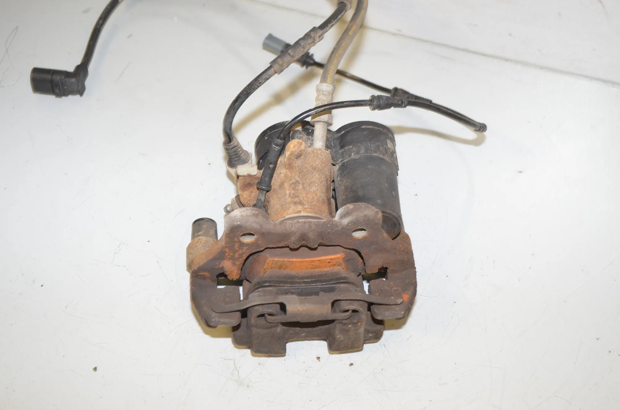 Rear Right Brake Caliper – OEM 6883026 · BMW 1 (F40) (2019 - -) (F40)118i 2020 – 4