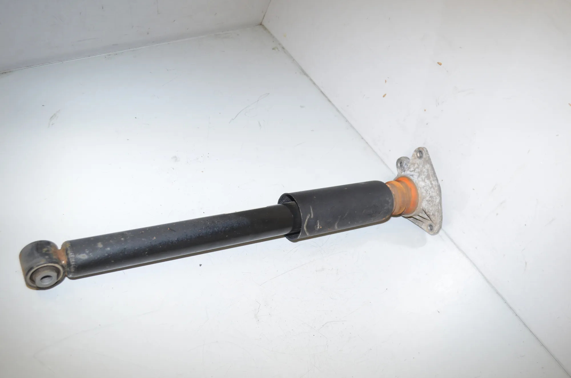 Rear Left Shock Absorber – OEM 6877077 · BMW 1 (F40) (2019 - -) (F40)118i 2020 – 3