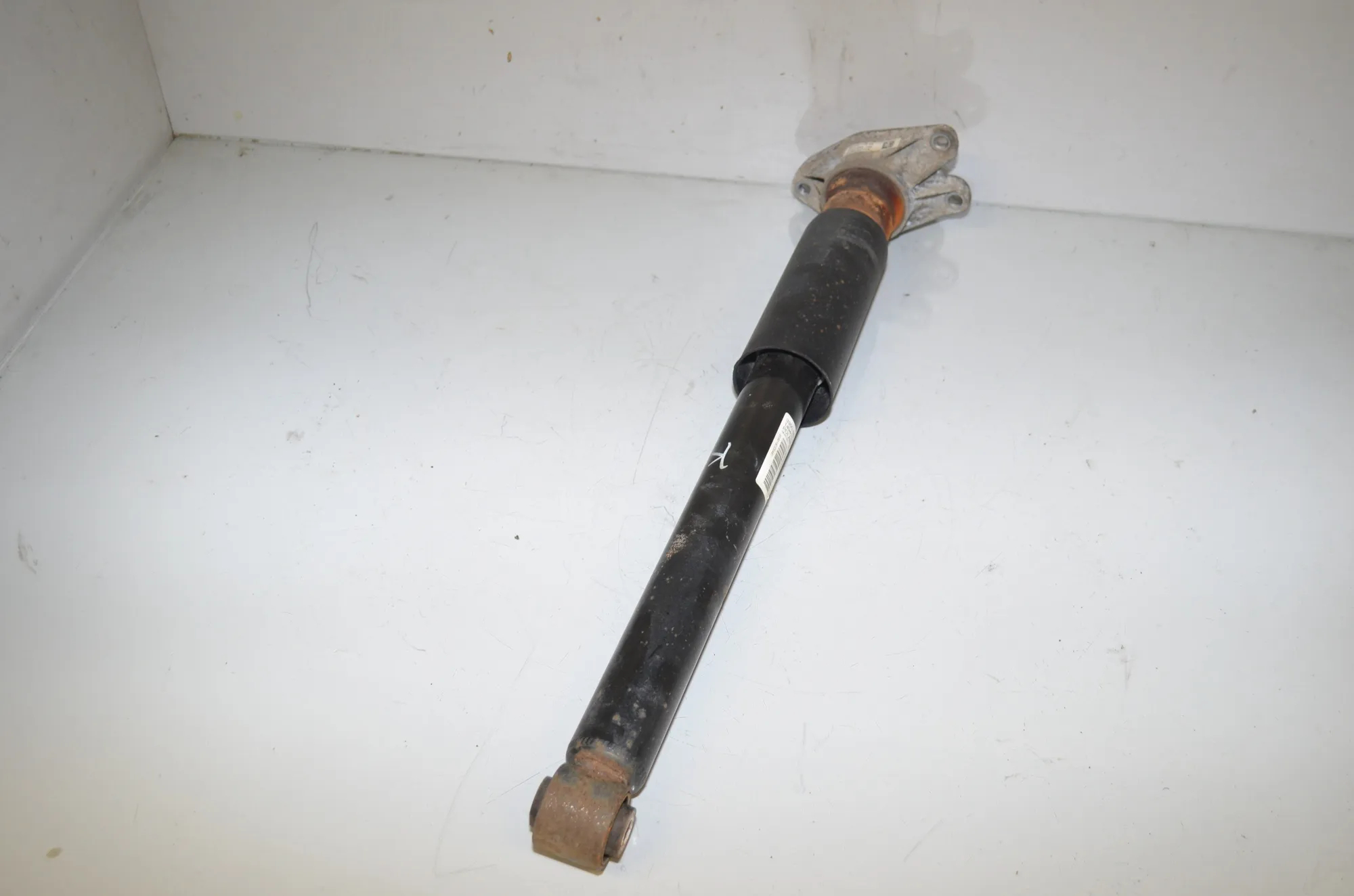 Rear Left Shock Absorber – OEM 6877077 · BMW 1 (F40) (2019 - -) (F40)118i 2020 – 2