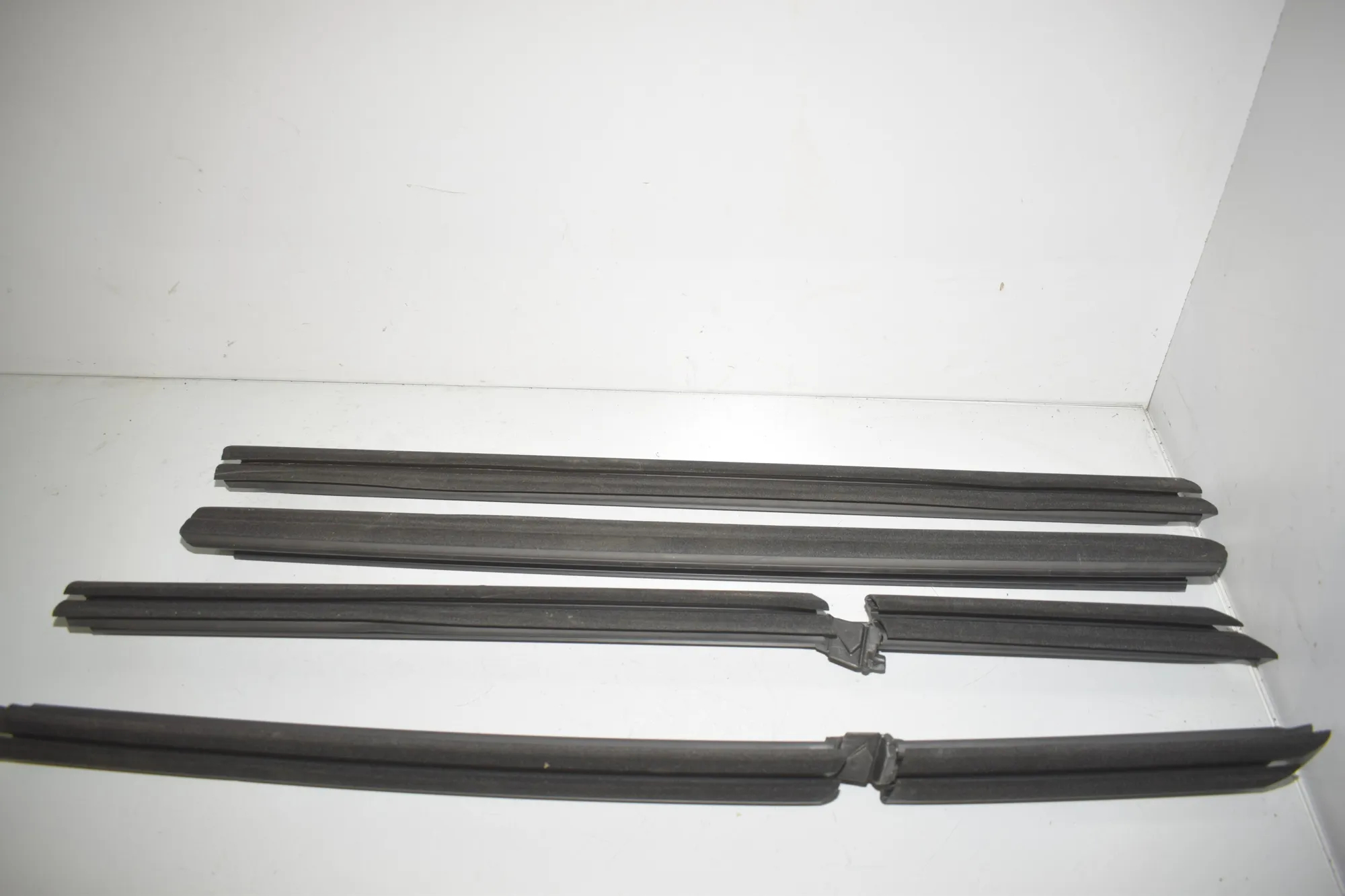Front Left Door Window Strip – OEM 7452369 · BMW 1 (F40) (2019 - -) (F40)118i 2020 – 2