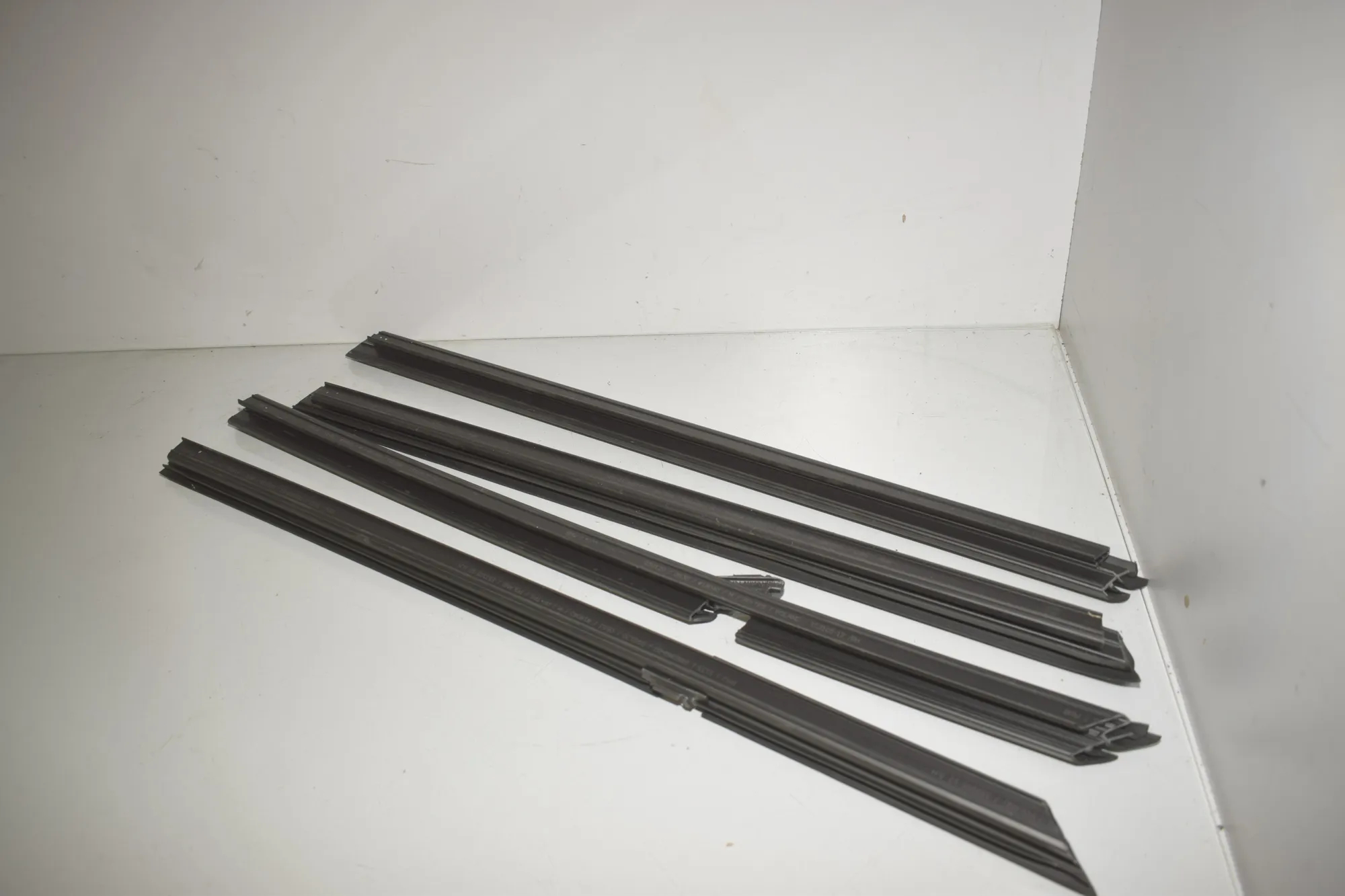 Front Left Door Window Strip – OEM 7452369 · BMW 1 (F40) (2019 - -) (F40)118i 2020 – 3