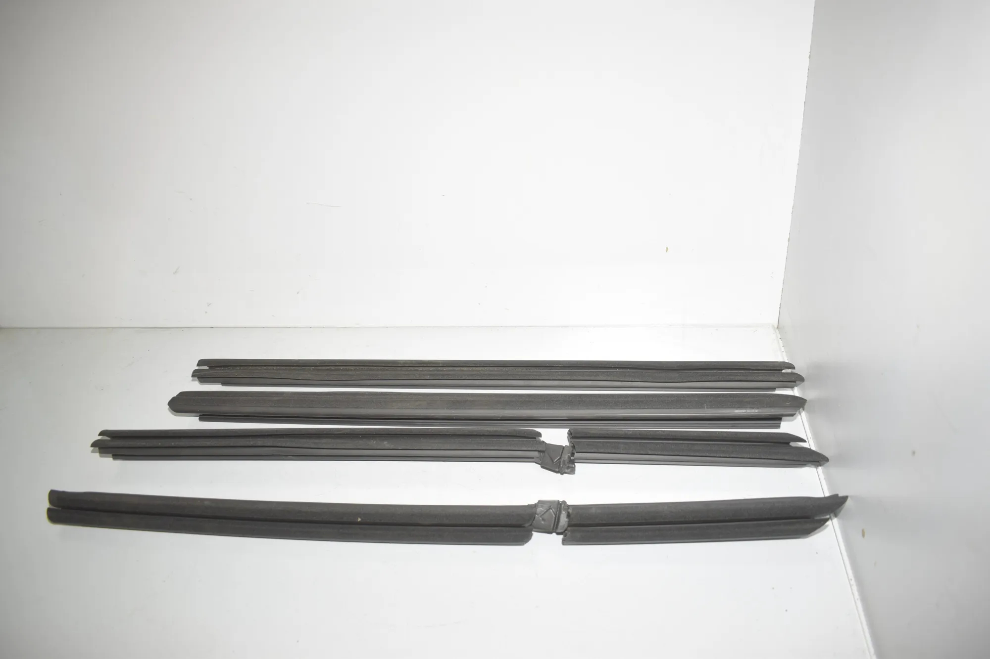 Front Left Door Window Strip – OEM 7452369 · BMW 1 (F40) (2019 - -) (F40)118i 2020