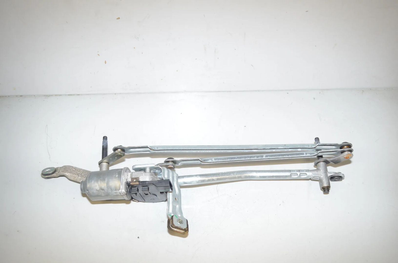 Front Windshield Wiper Mechanism – OEM 7453953 · BMW 1 (F40) (2019 - -) (F40)118i 2020 – 4