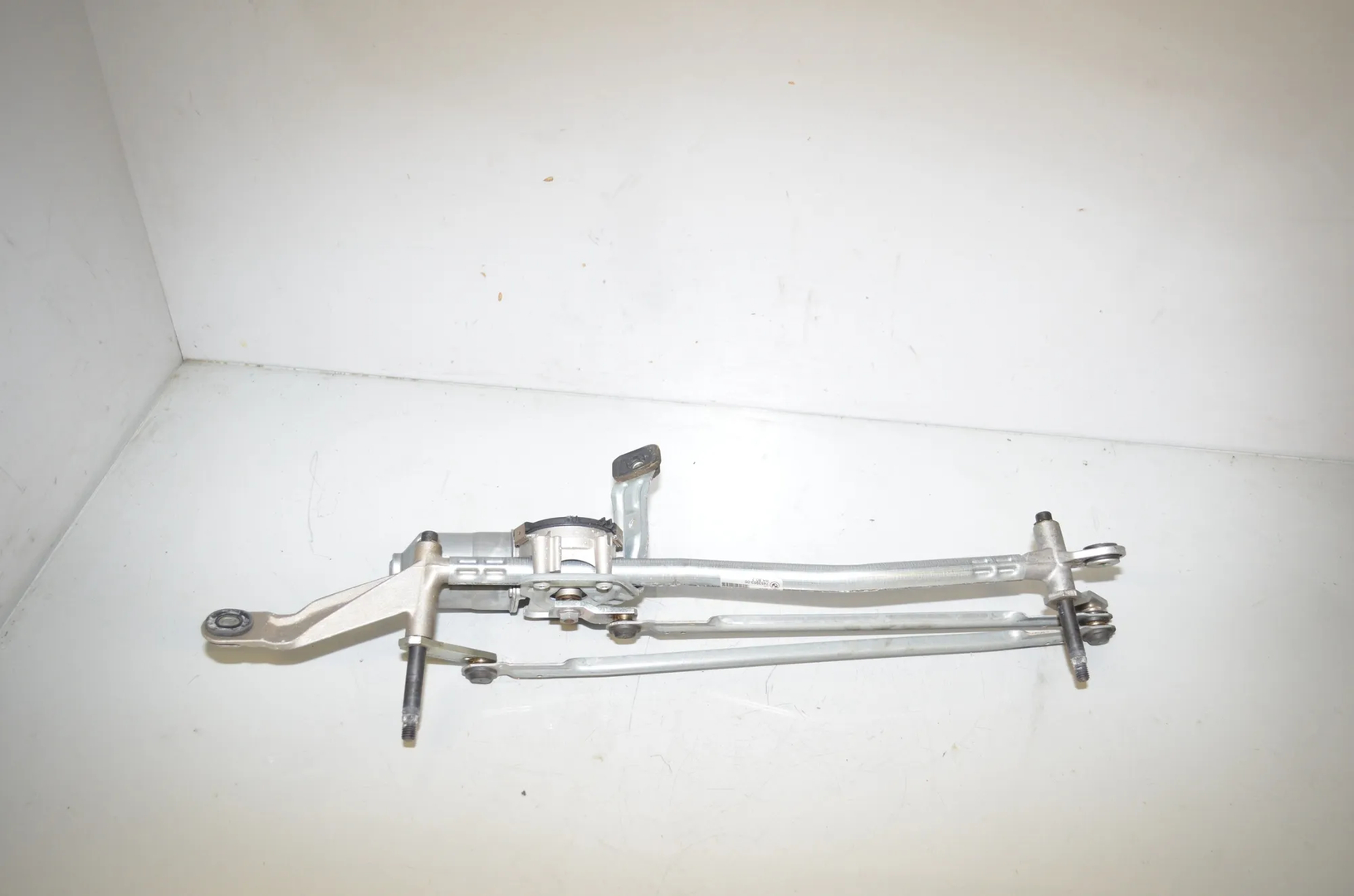 Front Windshield Wiper Mechanism – OEM 7453953 · BMW 1 (F40) (2019 - -) (F40)118i 2020 – 3
