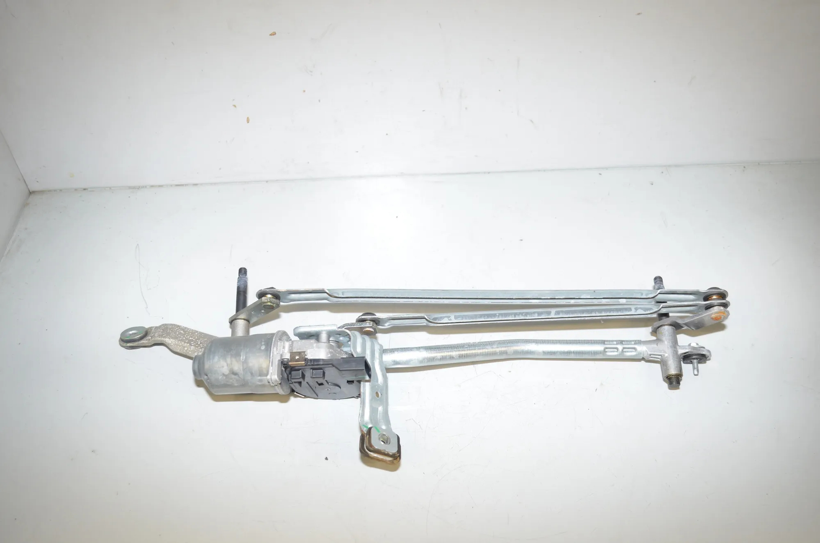 Front Windshield Wiper Mechanism – OEM 7453953 · BMW 1 (F40) (2019 - -) (F40)118i 2020 – 2
