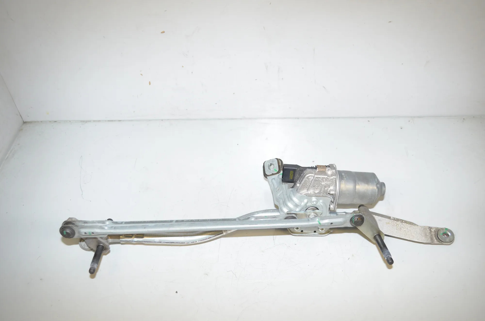 Front Windshield Wiper Mechanism – OEM 7453953 · BMW 1 (F40) (2019 - -) (F40)118i 2020