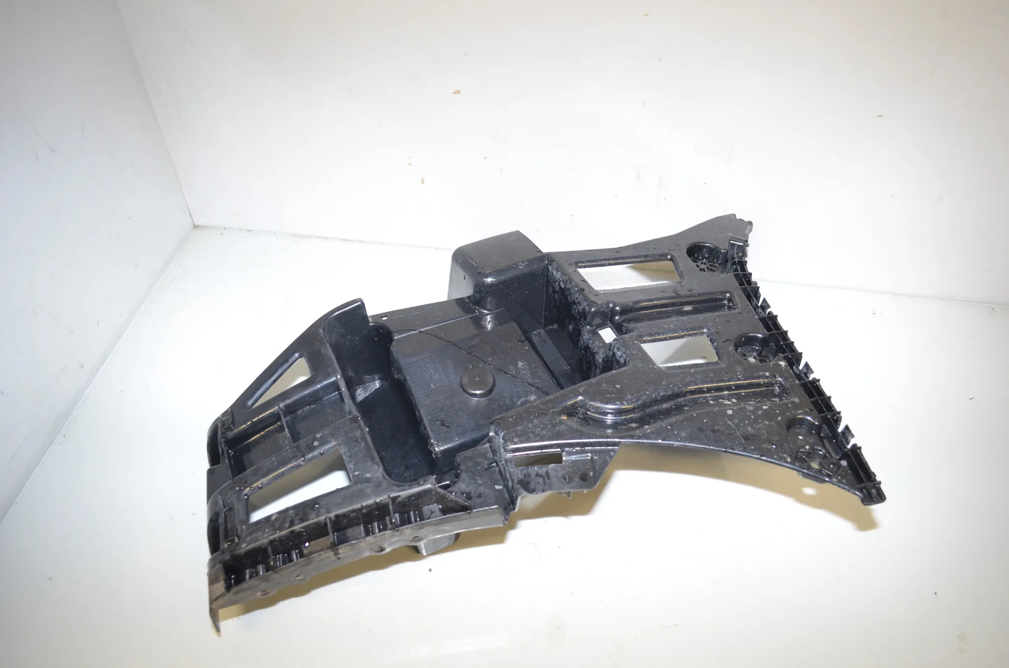 Rear Right Bumper Bracket – OEM 7332318 · BMW X1 (F48) xDrive 18 d 2018