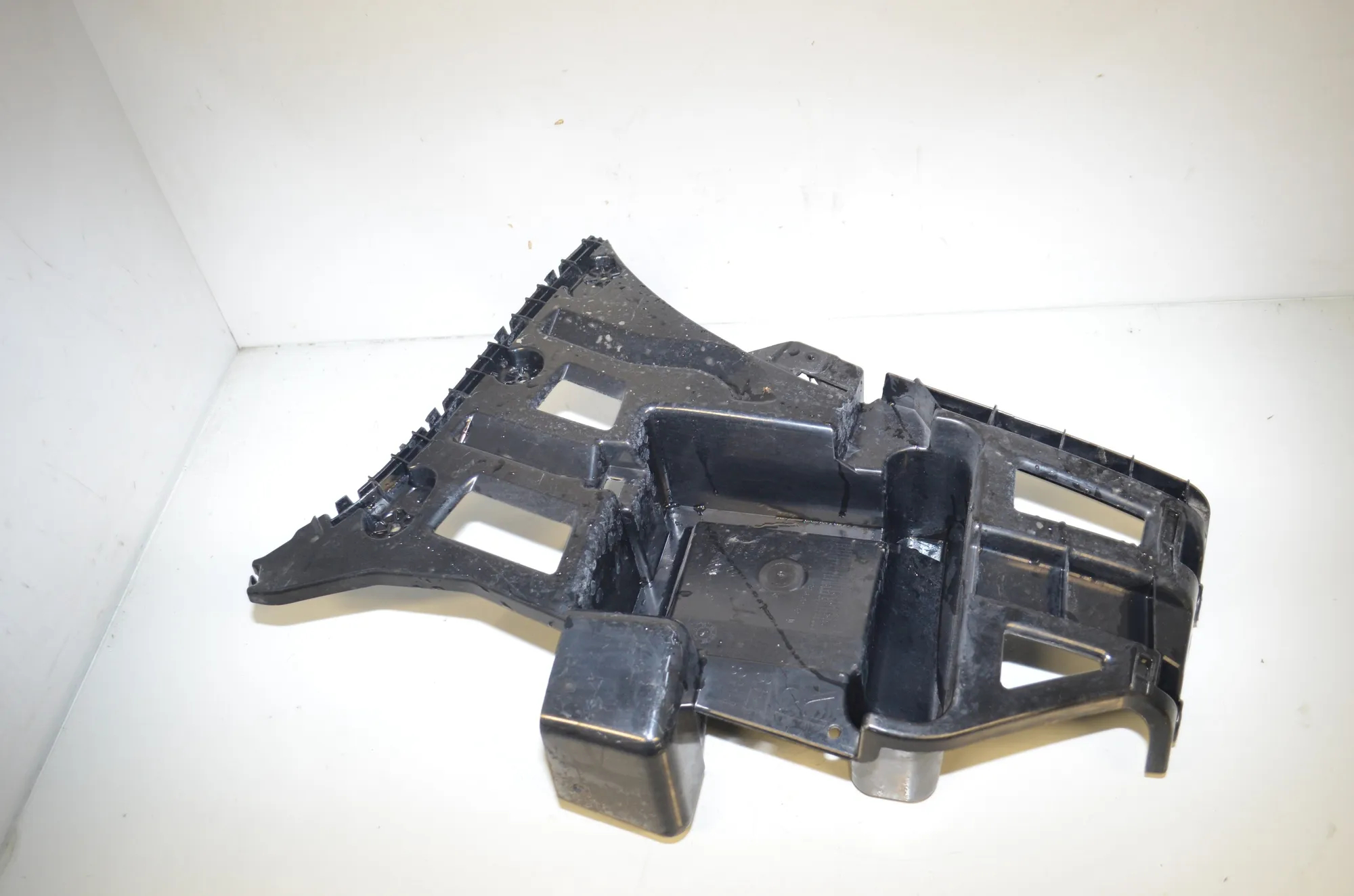 Rear Right Bumper Bracket – OEM 7332318 · BMW X1 (F48) xDrive 18 d 2018 – 2