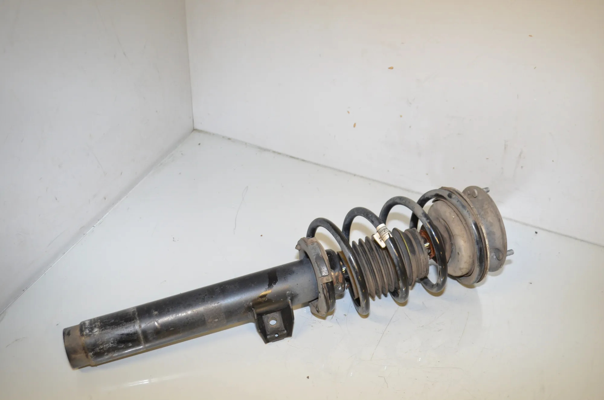 Front Left Shock Absorber – OEM 6851333 · BMW X1 (E84) sDrive 20 i 2013 – 2