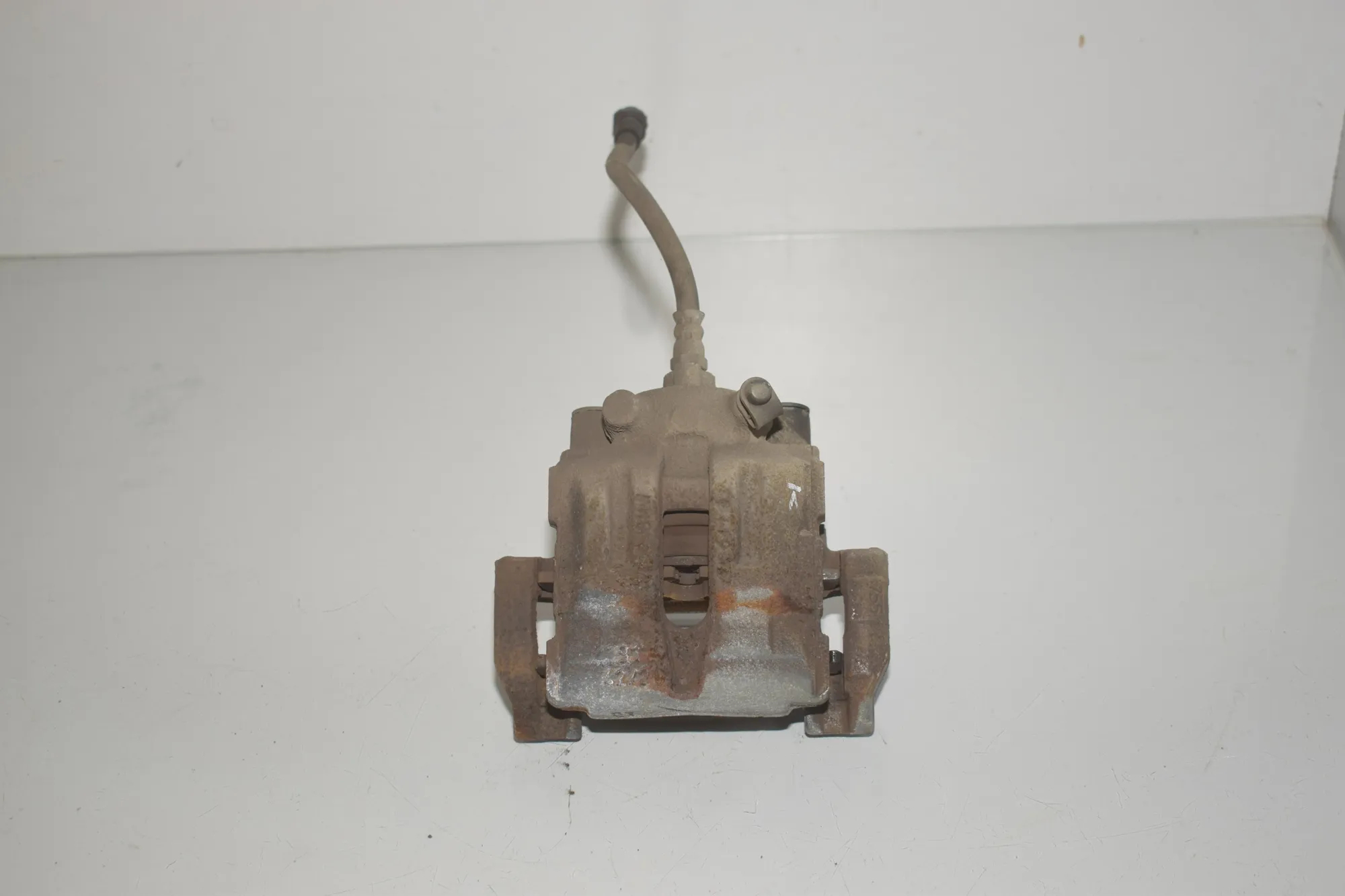Rear Left Brake Caliper – OEM 6768697 · BMW X1 (E84) sDrive 20 i 2013