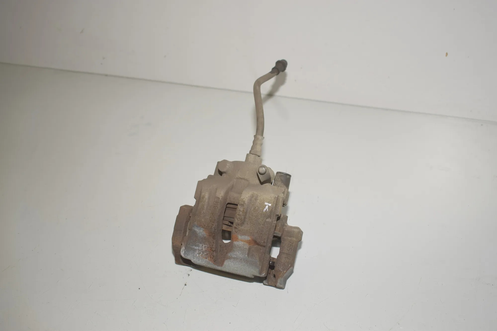 Rear Left Brake Caliper – OEM 6768697 · BMW X1 (E84) sDrive 20 i 2013 – 2