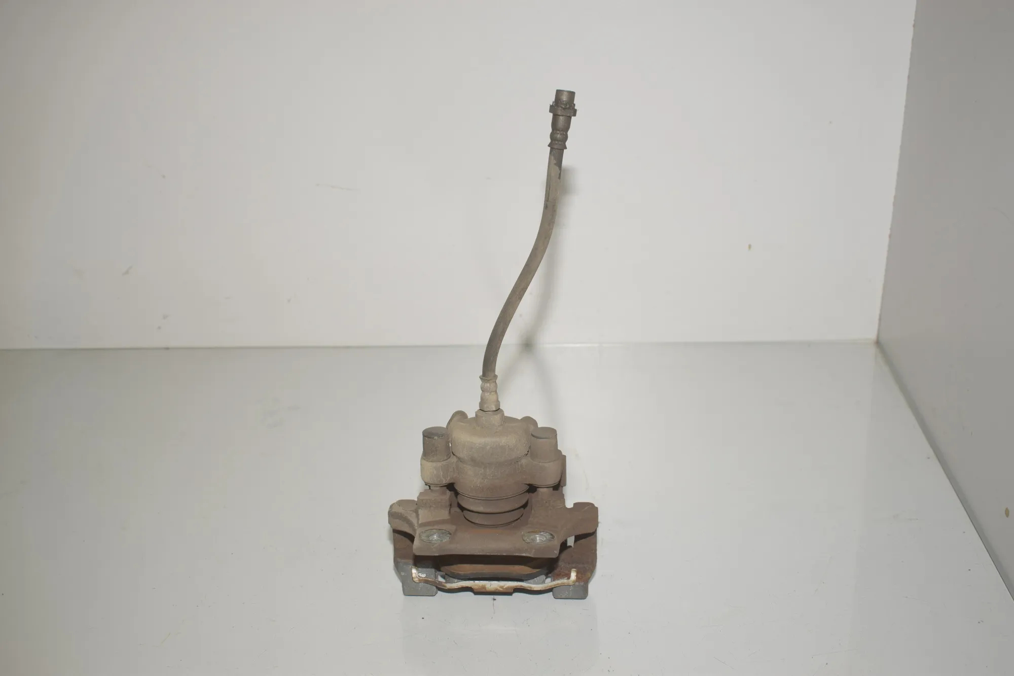 Rear Left Brake Caliper – OEM 6768697 · BMW X1 (E84) sDrive 20 i 2013 – 4