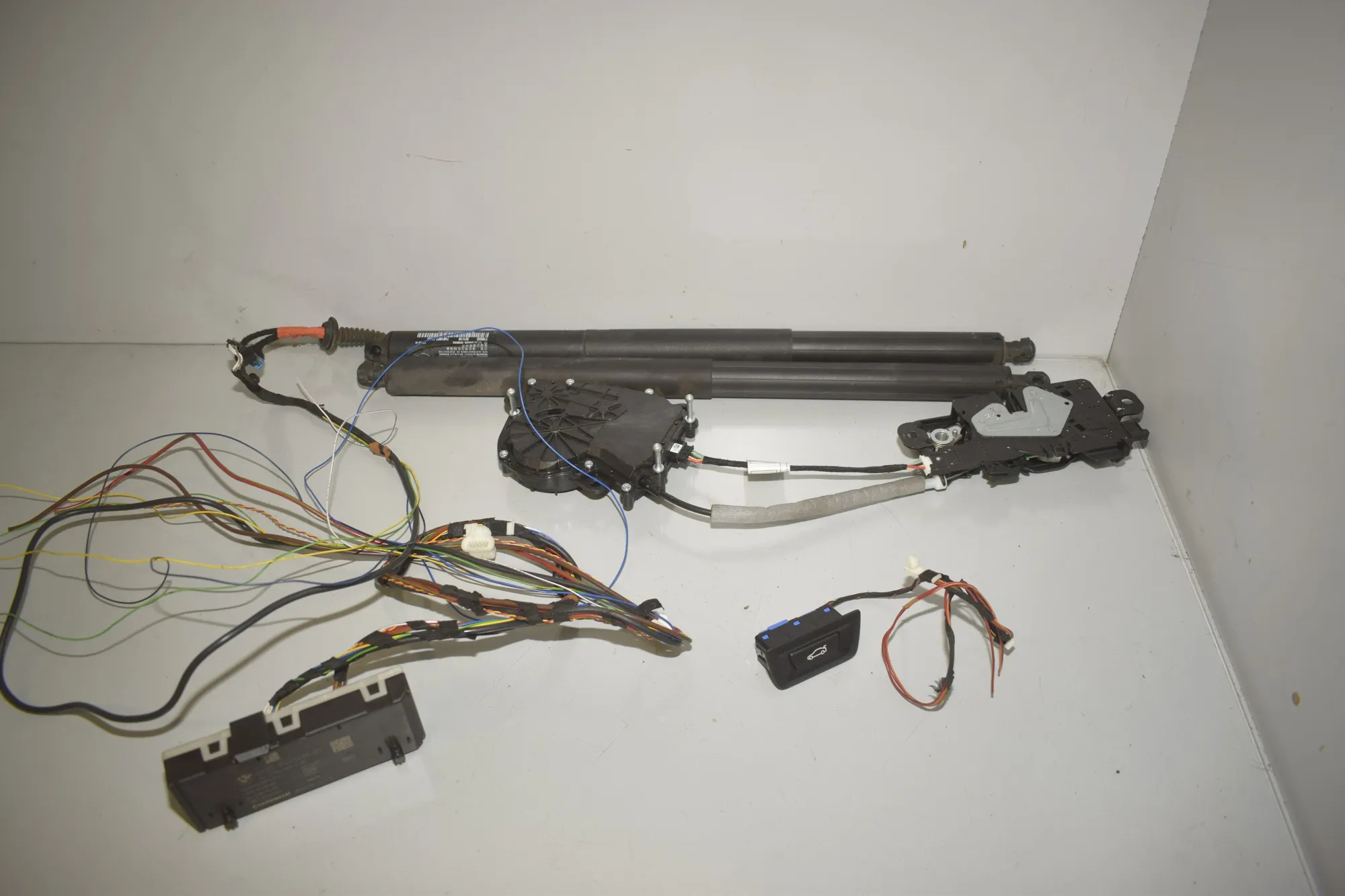 Electric Tailgate Opening Kit – OEM 9491419 · BMW X1 (F48) xDrive 18 d 2018 – 3
