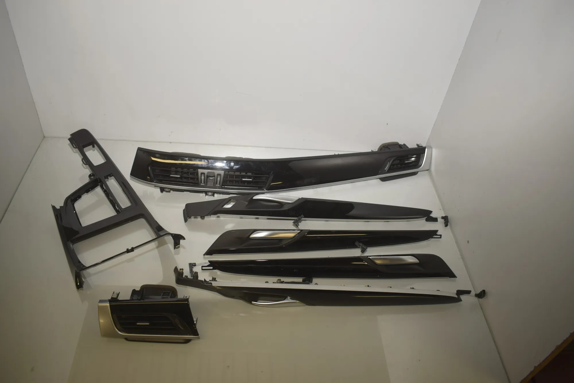 Interior Trim Strips Kit – OEM 9292547 · BMW X1 (F48) xDrive 18 d 2018 – 4