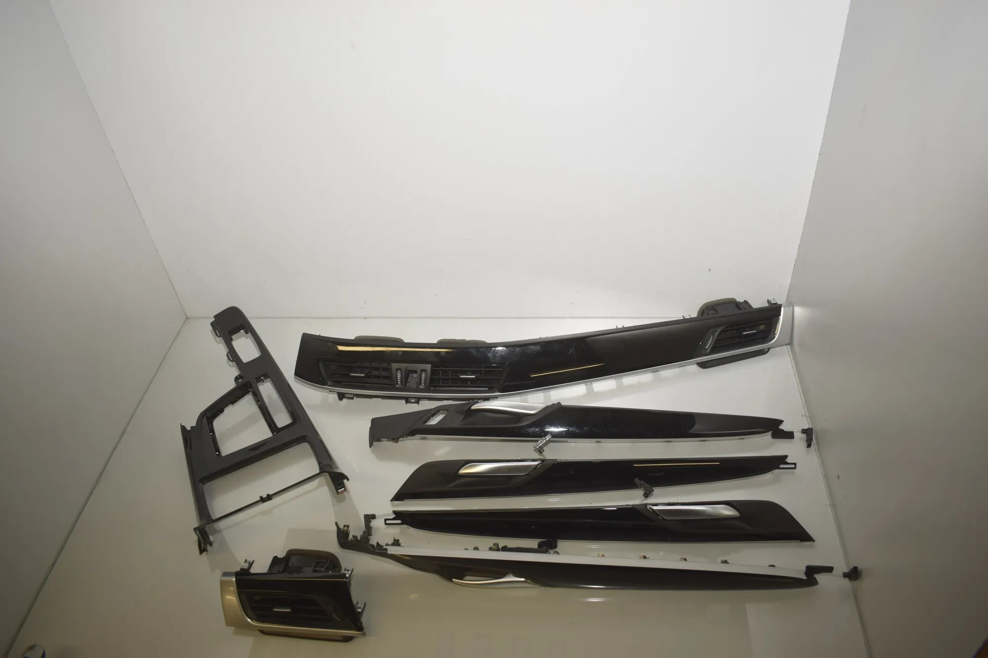 Interior Trim Strips Kit – OEM 9292547 · BMW X1 (F48) xDrive 18 d 2018 – 3