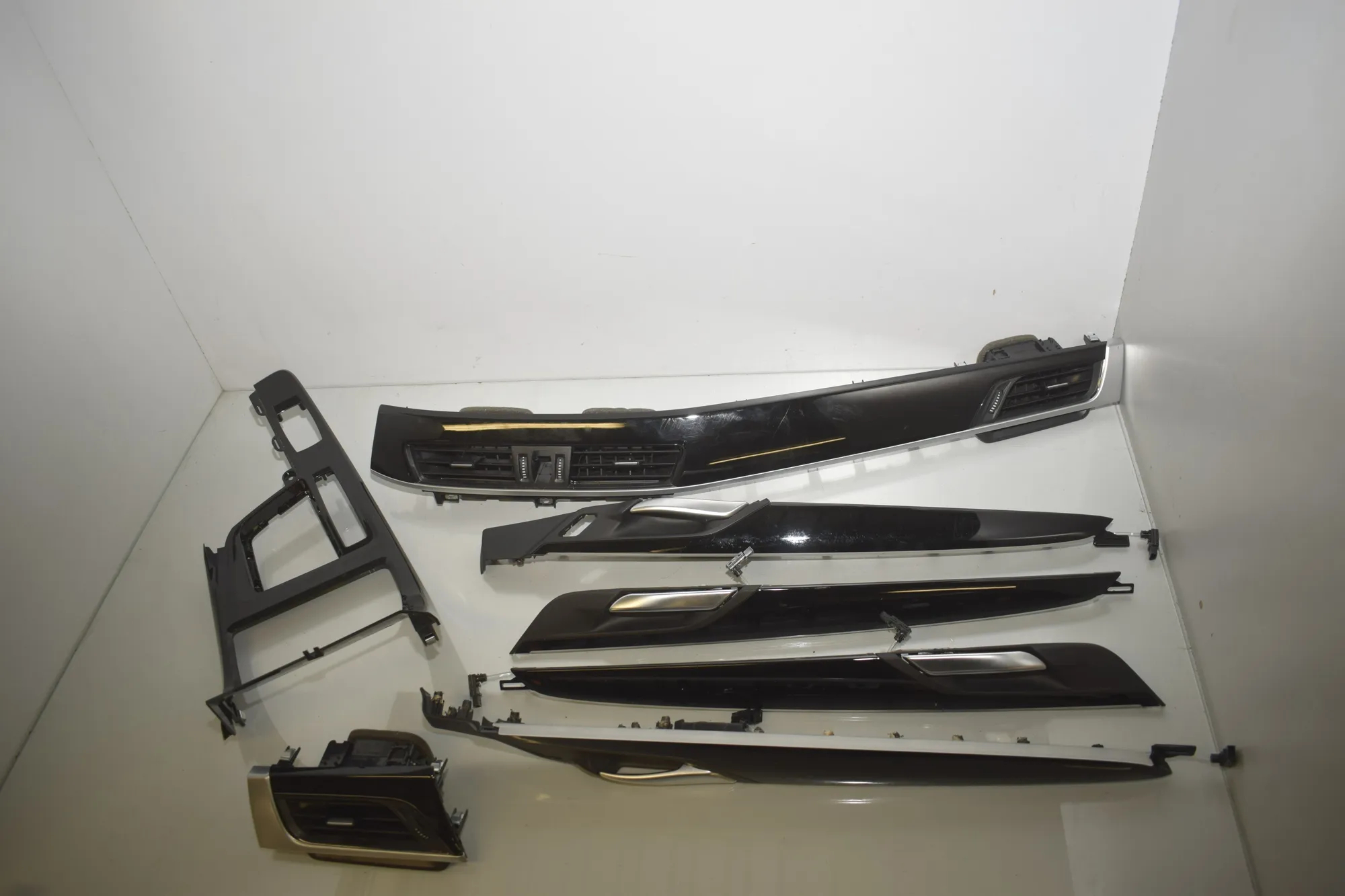 Interior Trim Strips Kit – OEM 9292547 · BMW X1 (F48) xDrive 18 d 2018 – 5