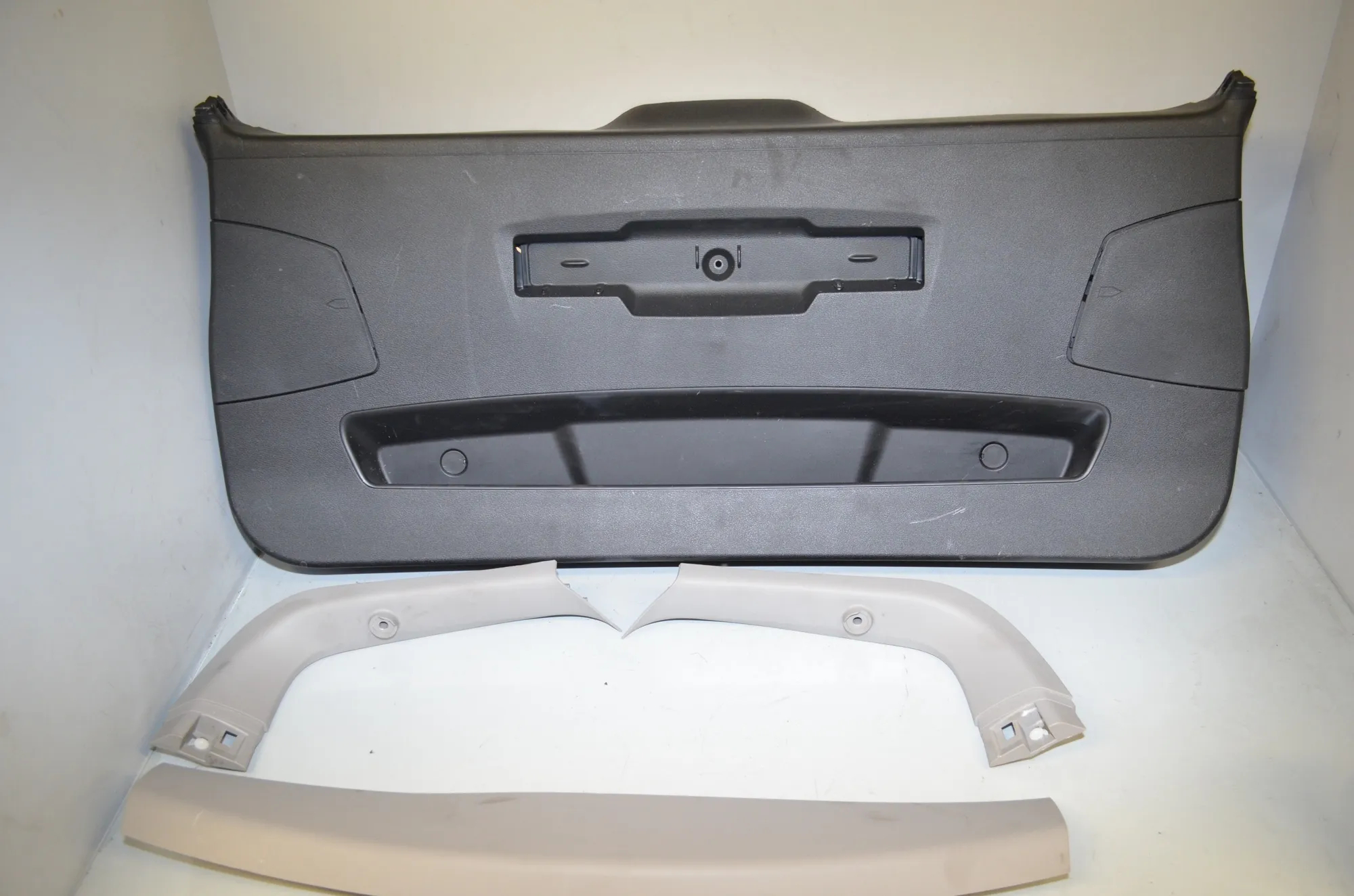 Tailgate Bootlid Cover Trim – OEM 7350845 · BMW X1 (F48) xDrive 18 d 2018