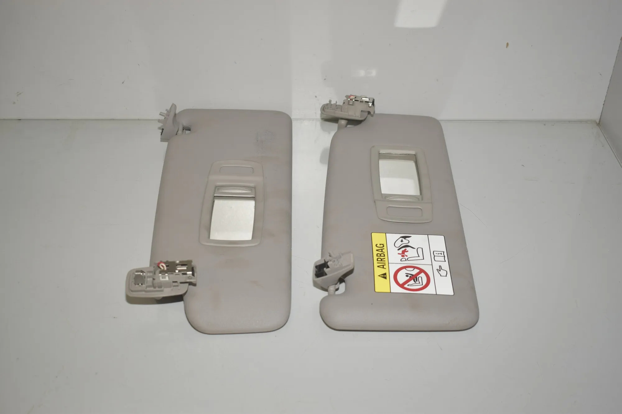 Right Side Sun Visor – OEM 5A3BCC2 · BMW X1 (F48) xDrive 18 d 2018