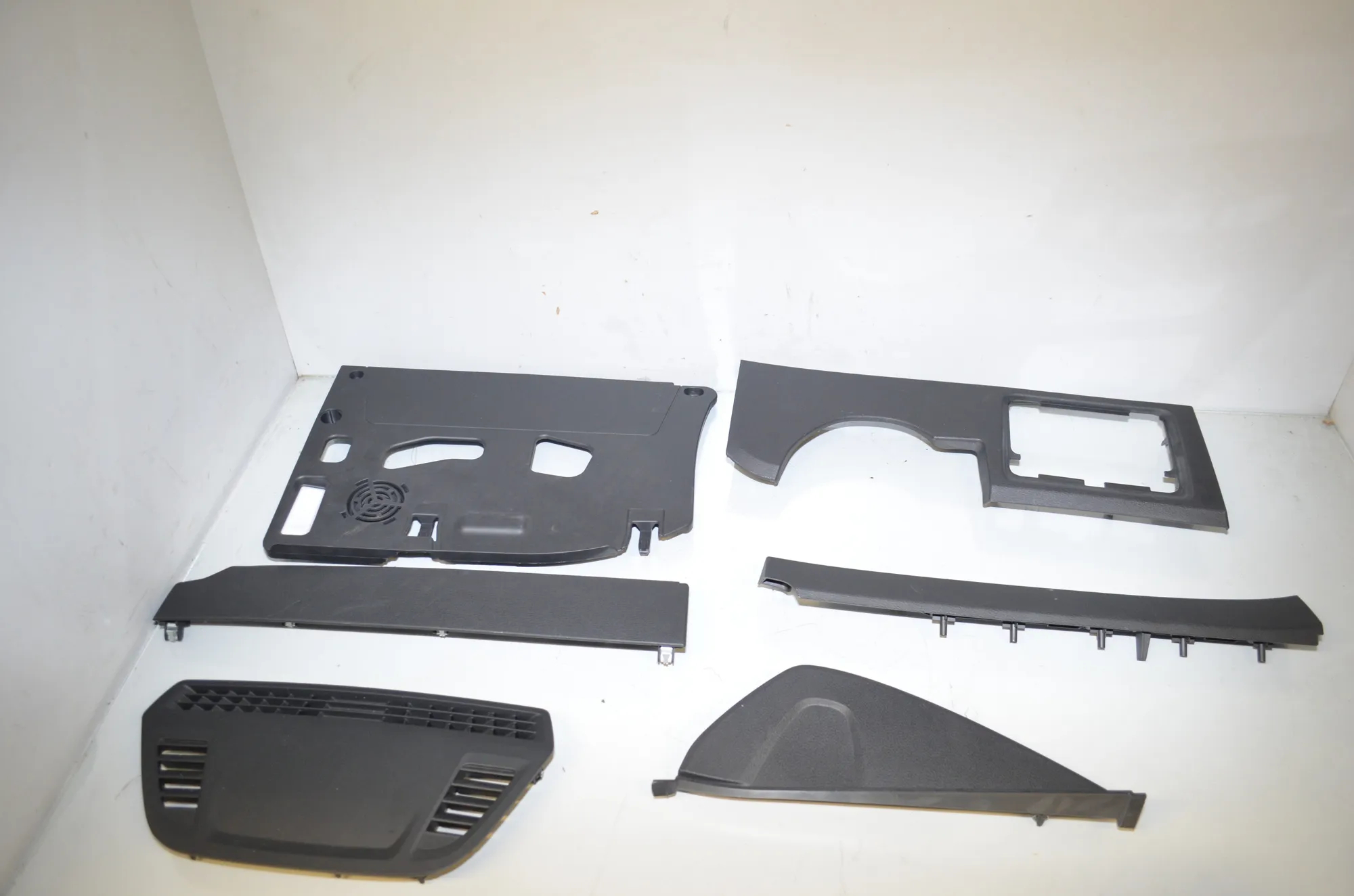 Dashboard Lower Trim – OEM 9292145 · BMW X1 (F48) xDrive 18 d 2018