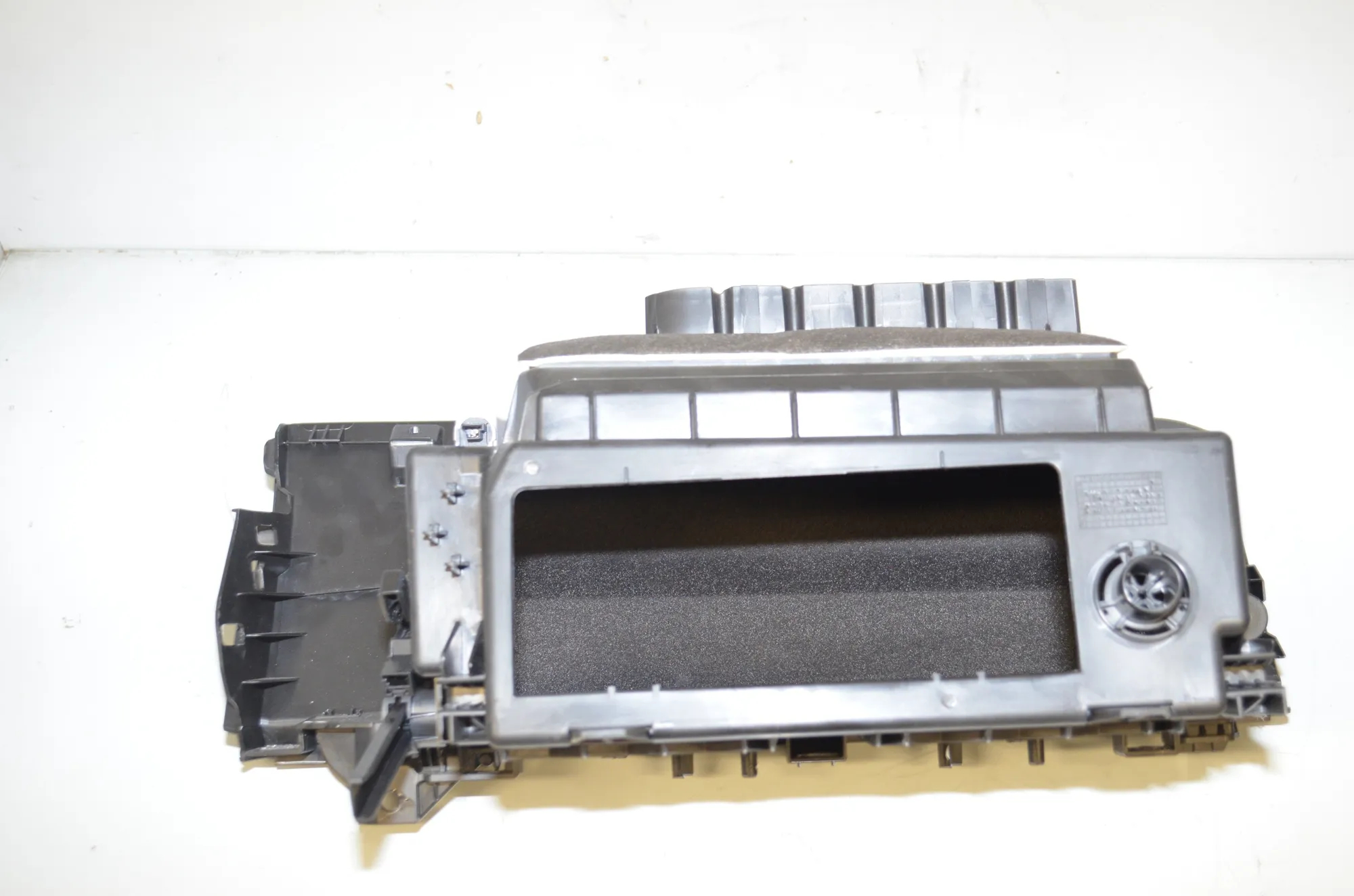 Glove Compartment – OEM 6965758 · BMW X1 (F48) xDrive 18 d 2018 – 3