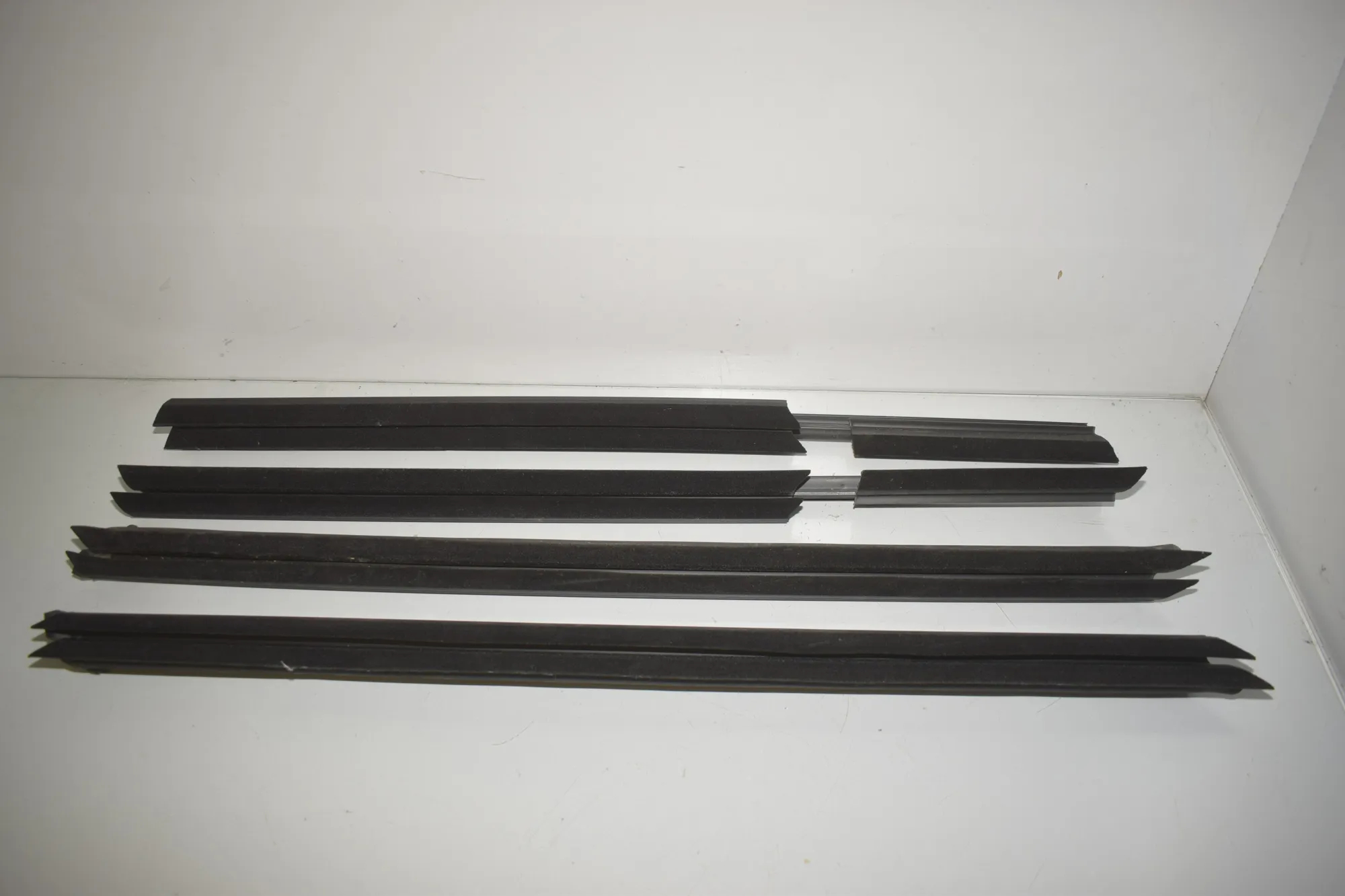 Front Left Door Window Strip – OEM 7393417 · BMW X3 (G01, F97) (2017 - -) xDrive 30 e Plug-in-Hybrid 2022 – 2