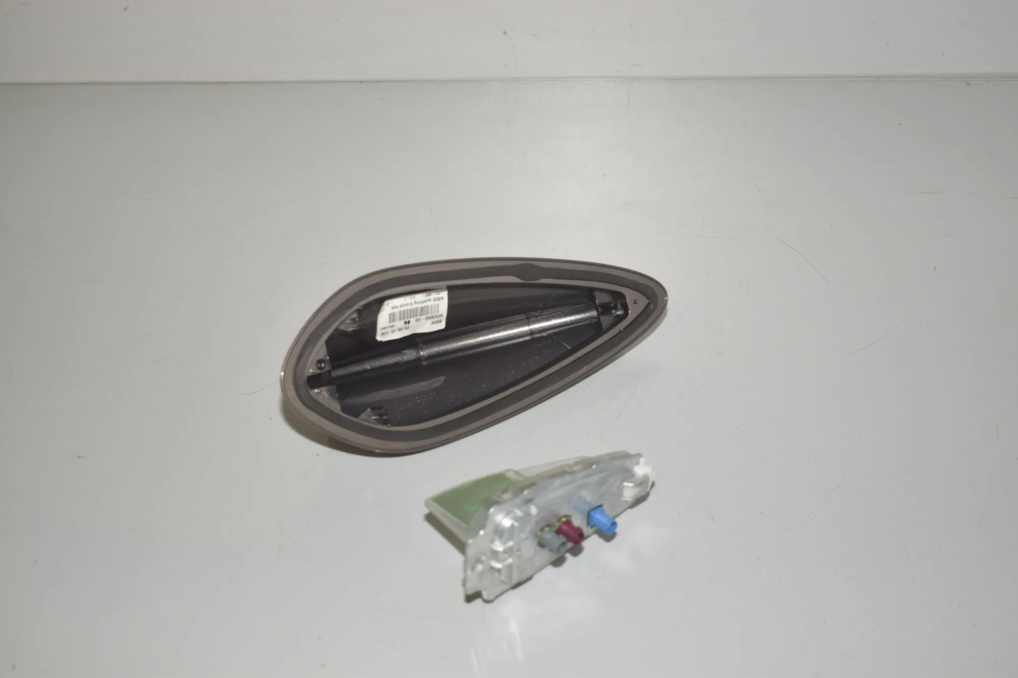 Antenna Trim – OEM 9253666 · BMW 3 (F30, F80) 318 d 2013 – 3