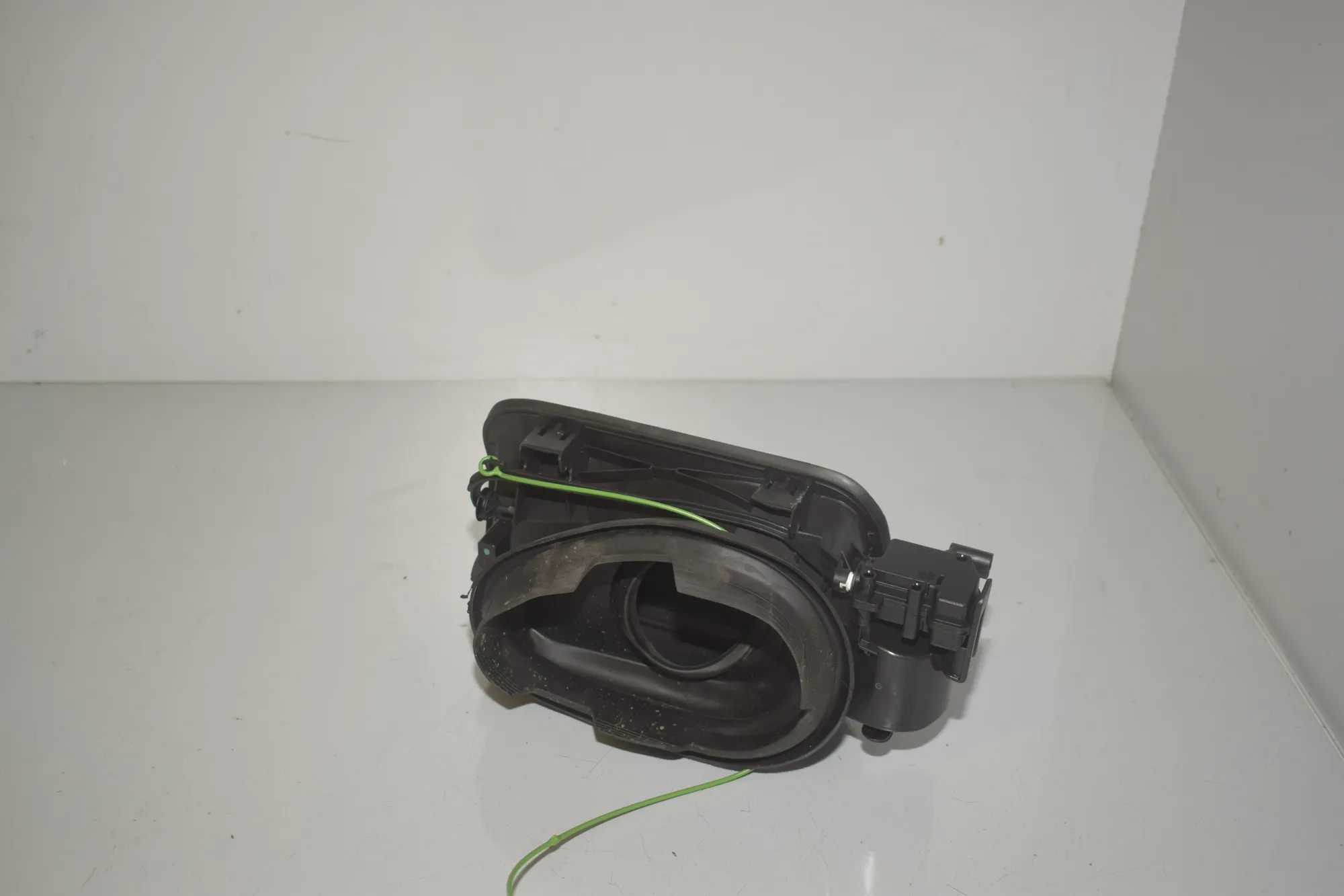 Fuel Tank Flap Cap – OEM 7238100 · BMW 3 (F30, F80) 318 d 2013 – 3