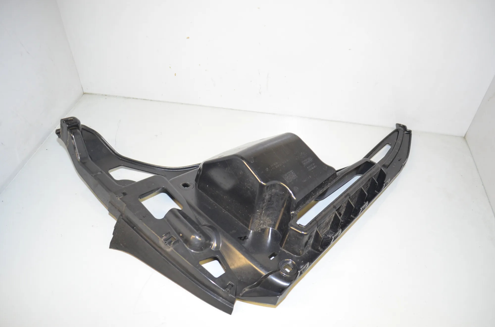 Rear Left Bumper Bracket – OEM 7296753 · BMW i3 (I01) Electric 2019 – 4