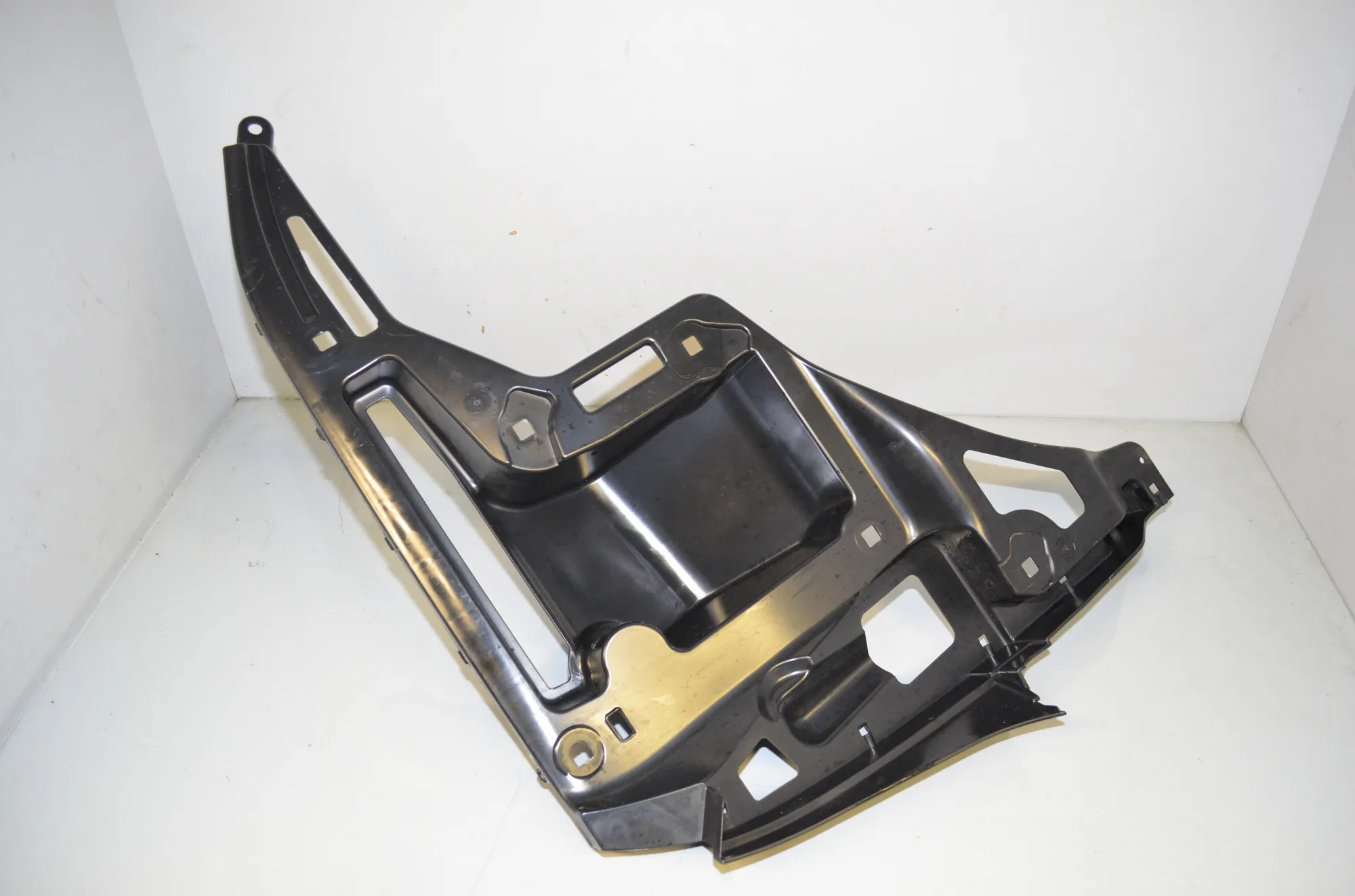 Rear Left Bumper Bracket – OEM 7296753 · BMW i3 (I01) Electric 2019 – 2