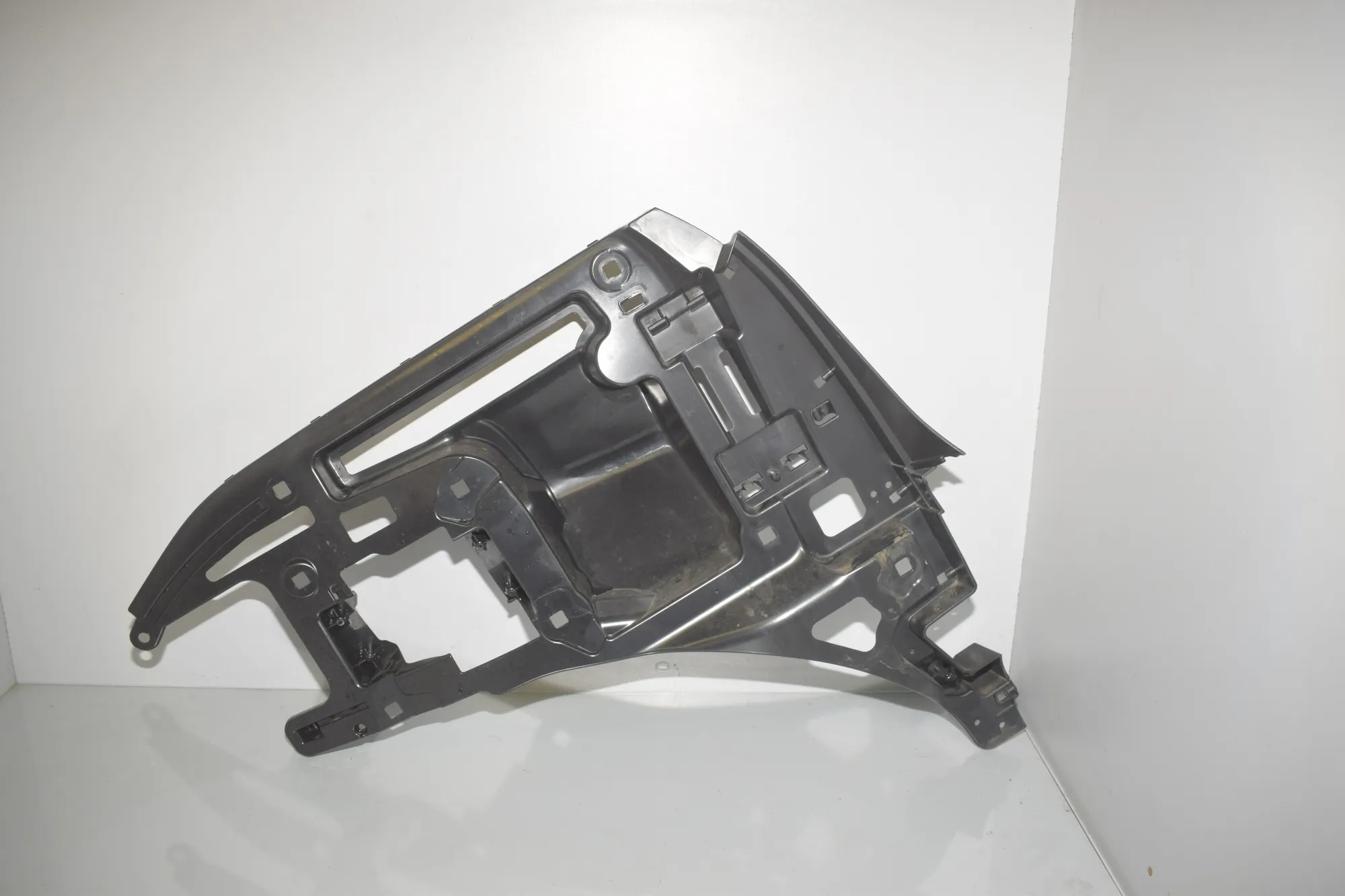 Rear Right Bumper Bracket – OEM 7296754 · BMW i3 (I01) Electric 2019