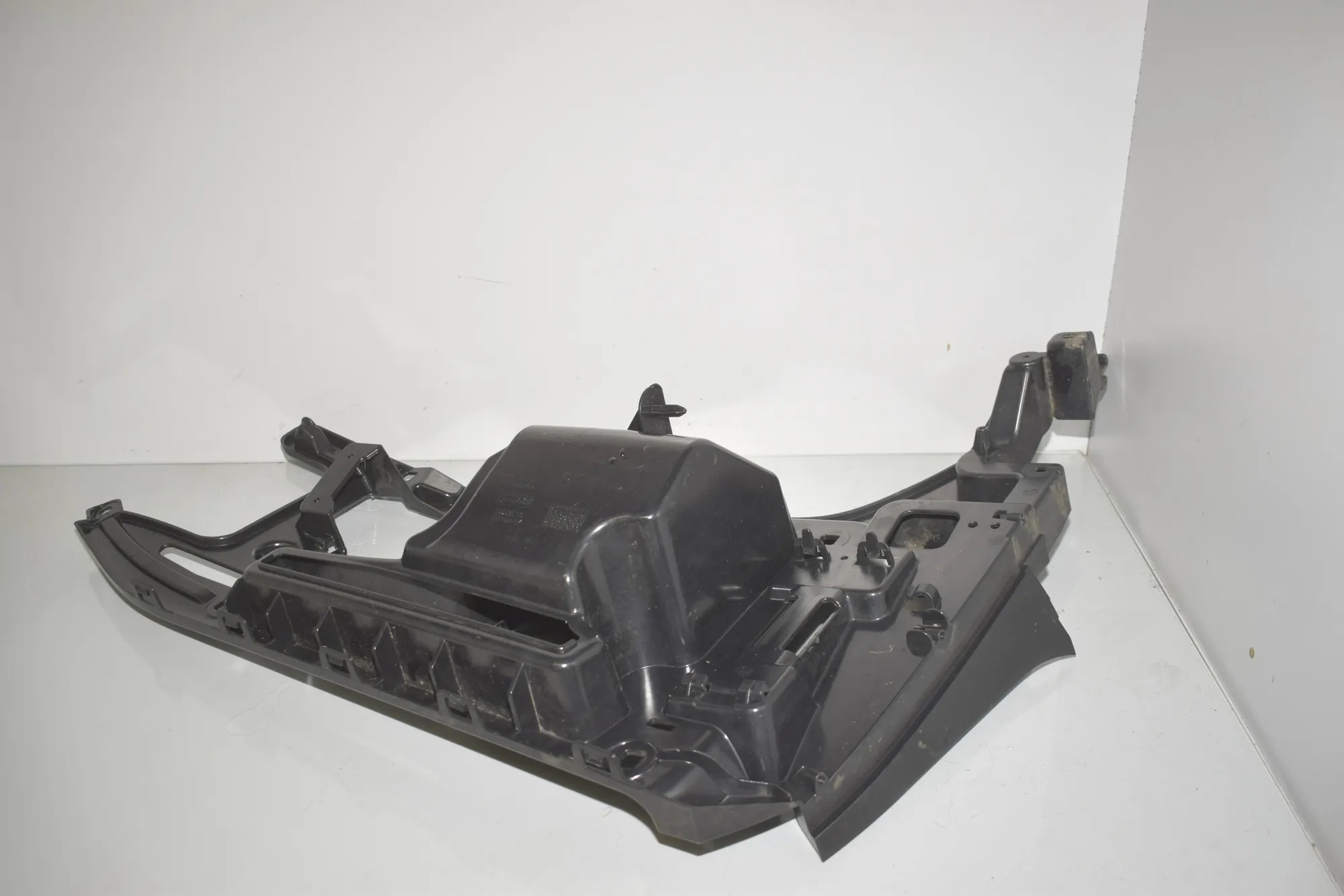 Rear Right Bumper Bracket – OEM 7296754 · BMW i3 (I01) Electric 2019 – 2