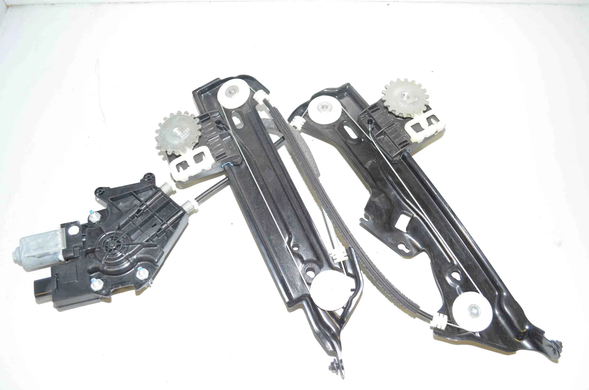 Rear Right Door Window Regulator – OEM 9854496 · BMW i4 (G26) BMW i4 (G26) eDrive35 2022 – 2