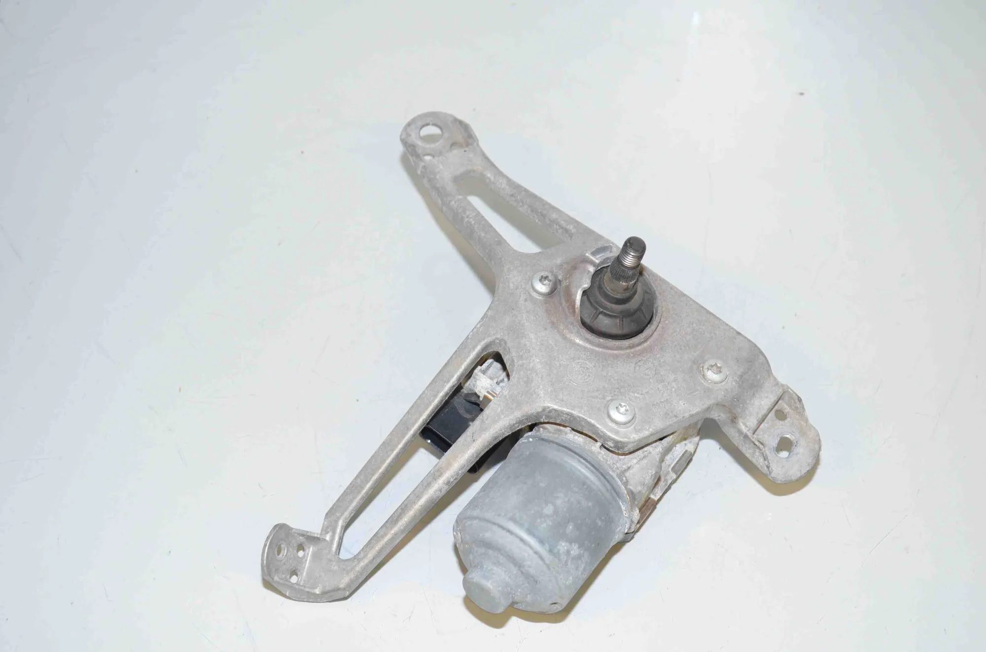 Front Windshield Wiper Mechanism – OEM 7359449 · BMW i3 (I01) Electric 2019 – 3