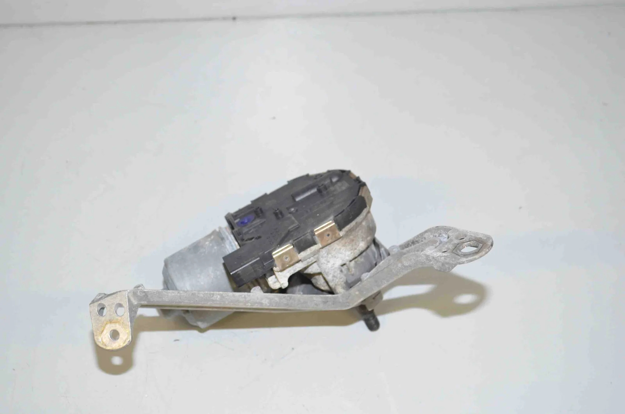 Front Windshield Wiper Mechanism – OEM 7359449 · BMW i3 (I01) Electric 2019 – 2